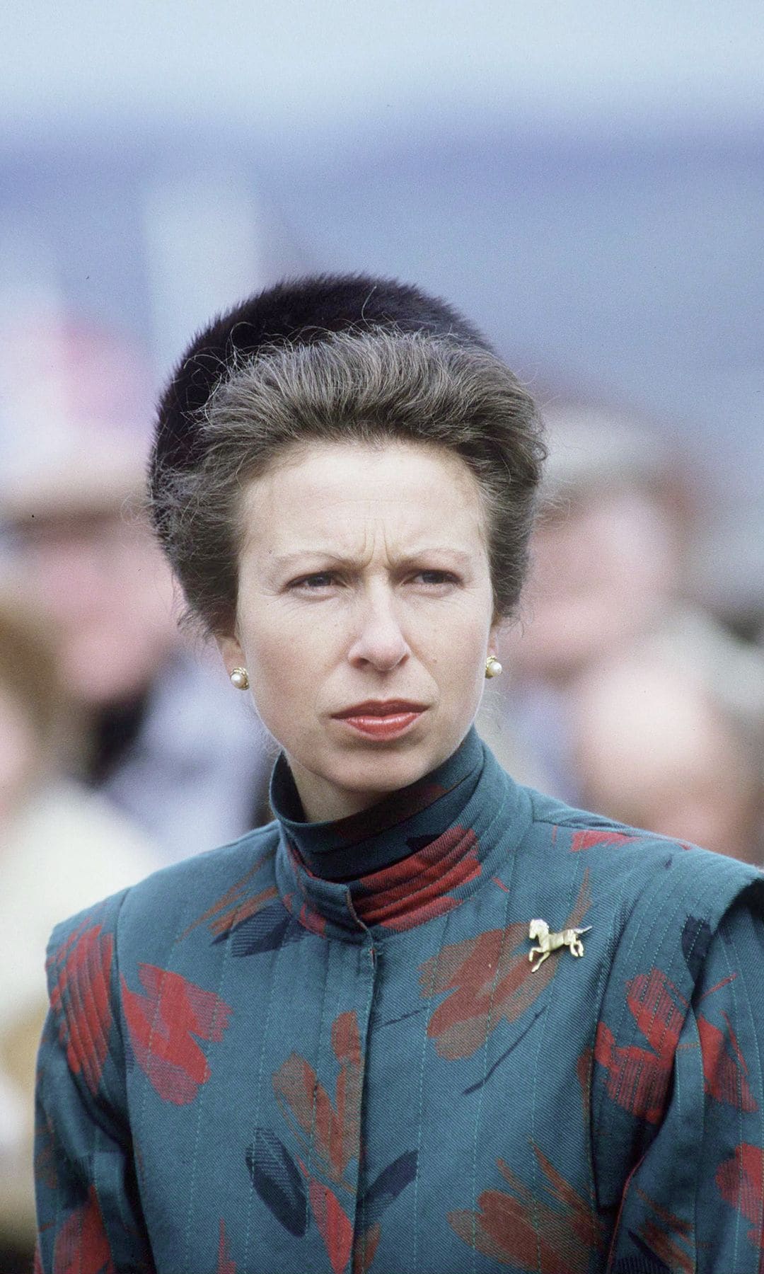 La princesa Ana de Inglaterra con su famoso broche con forma de caballo.