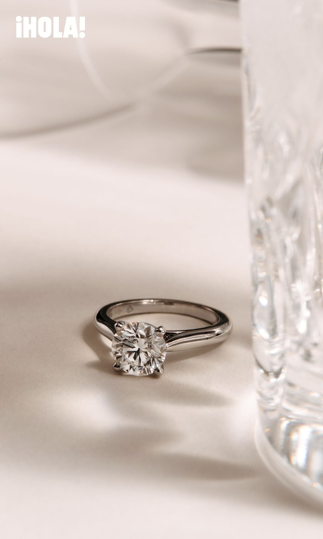El Solitario 1895 de Cartier, una joya emblemática que encarna la esencia del amor eterno.
