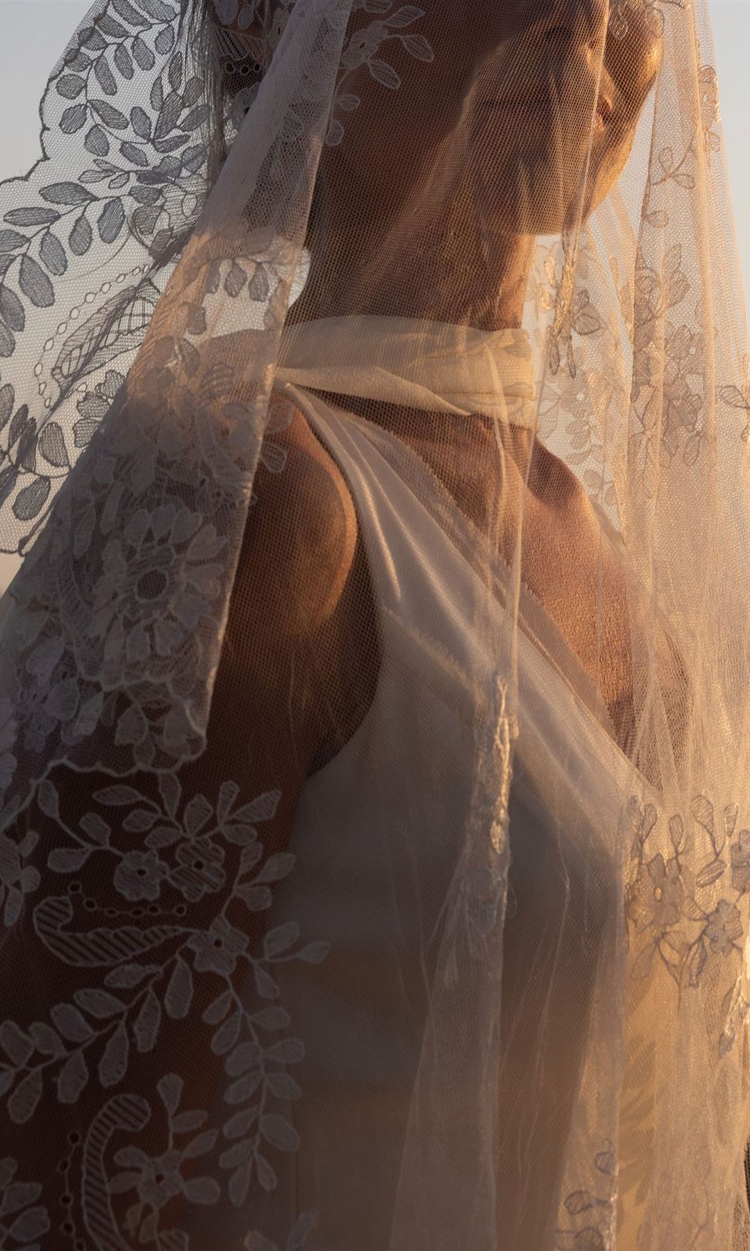 Vestido de novia de Carla, de Claudia Llagostera, con velo heredado de su bisabuela