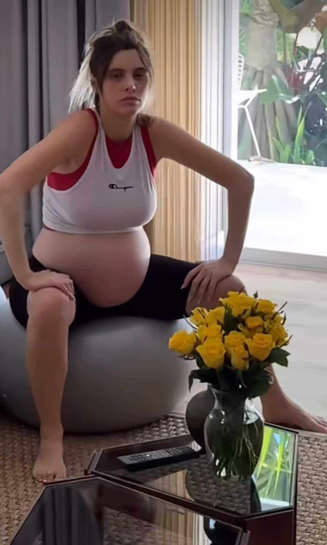 Lele se mantiene activa con una pelota de yoga que también le ha ayudado con algunas molestias. 