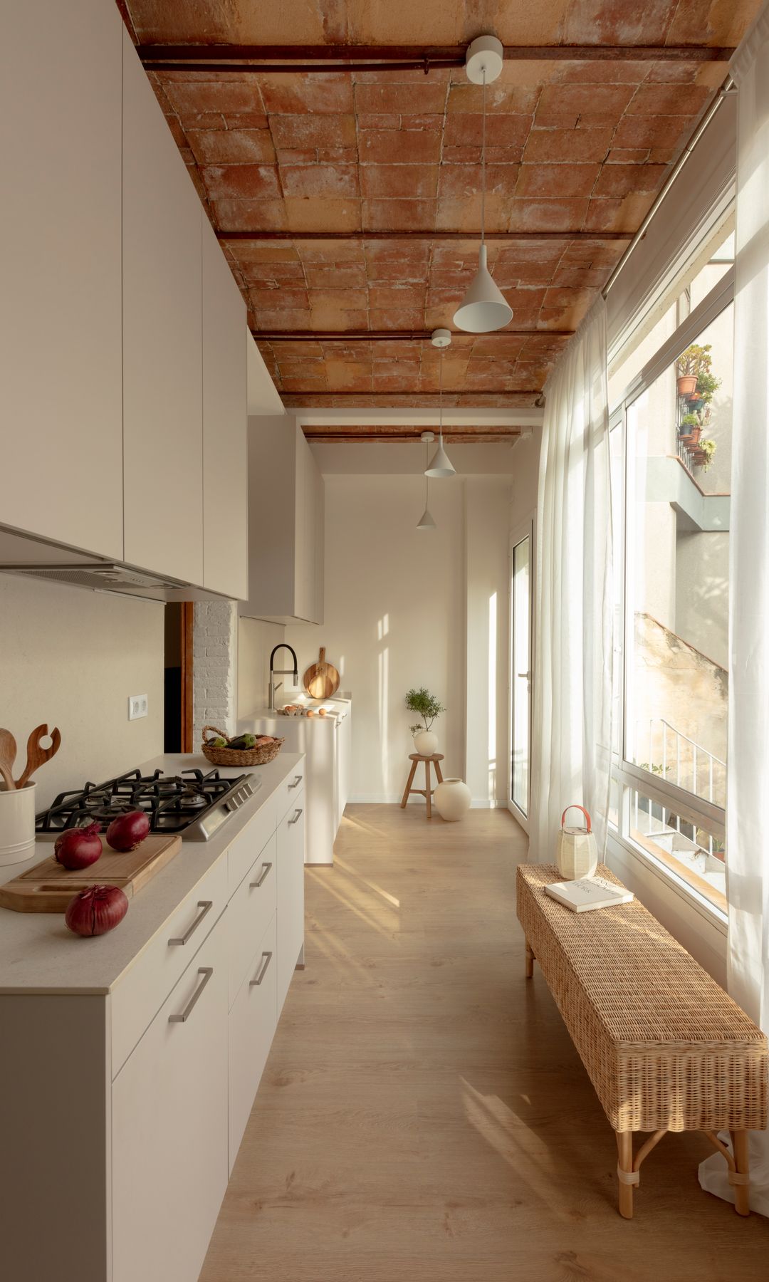 Cocina luminosa con ventanales