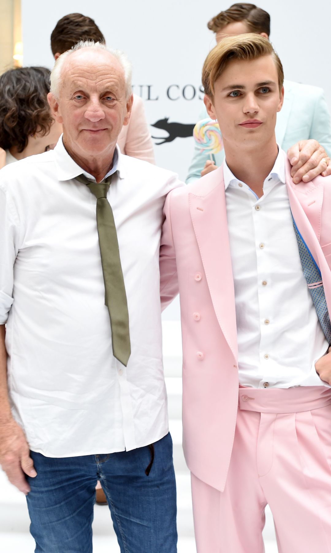 Paul Costelloe con Lucky Blue Smith