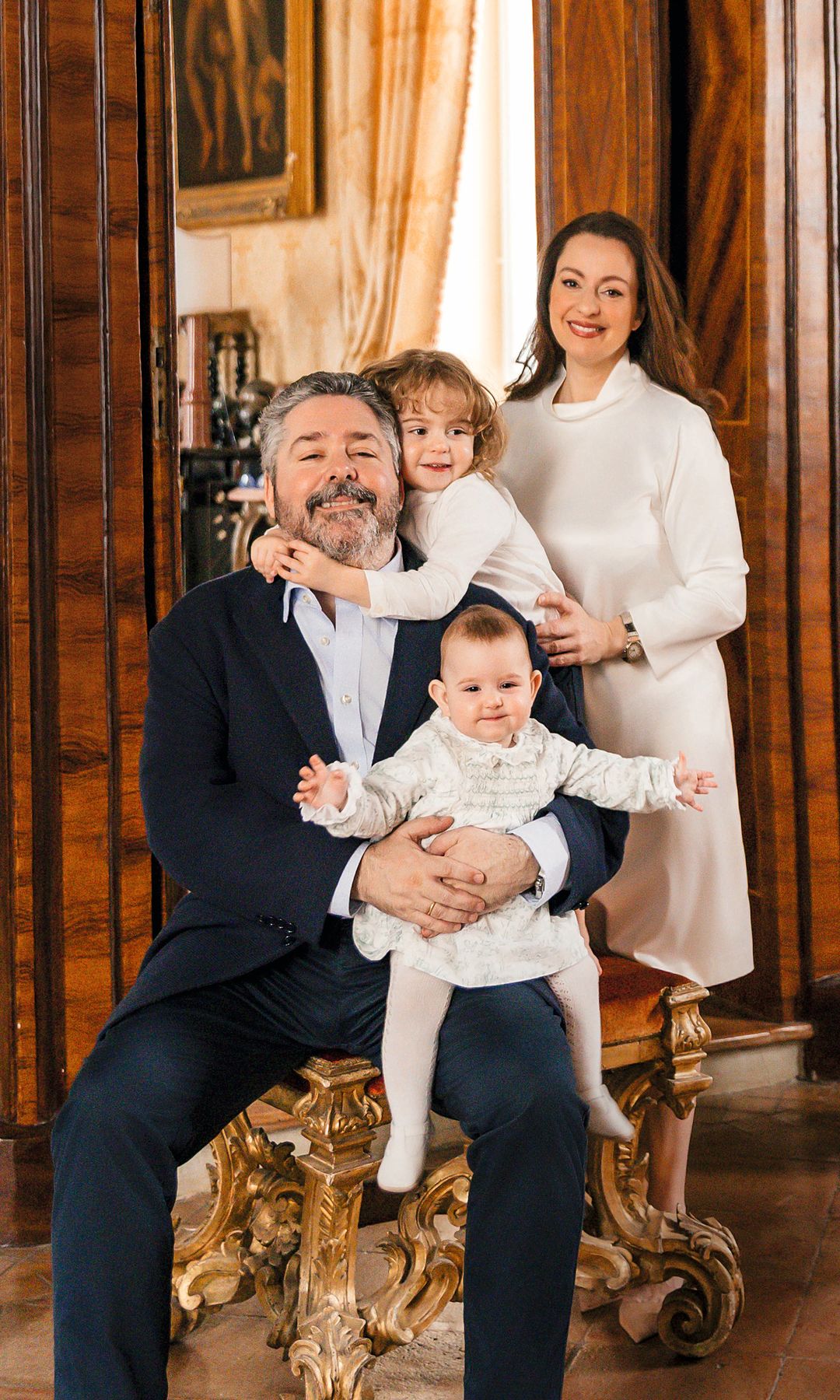 "Soy un padre y un marido dedicado, y valoro profundamente las cosas más simples, esos pequeños momentos que llenan de felicidad el día a día", comenta el gran duque, rodeado de su familia