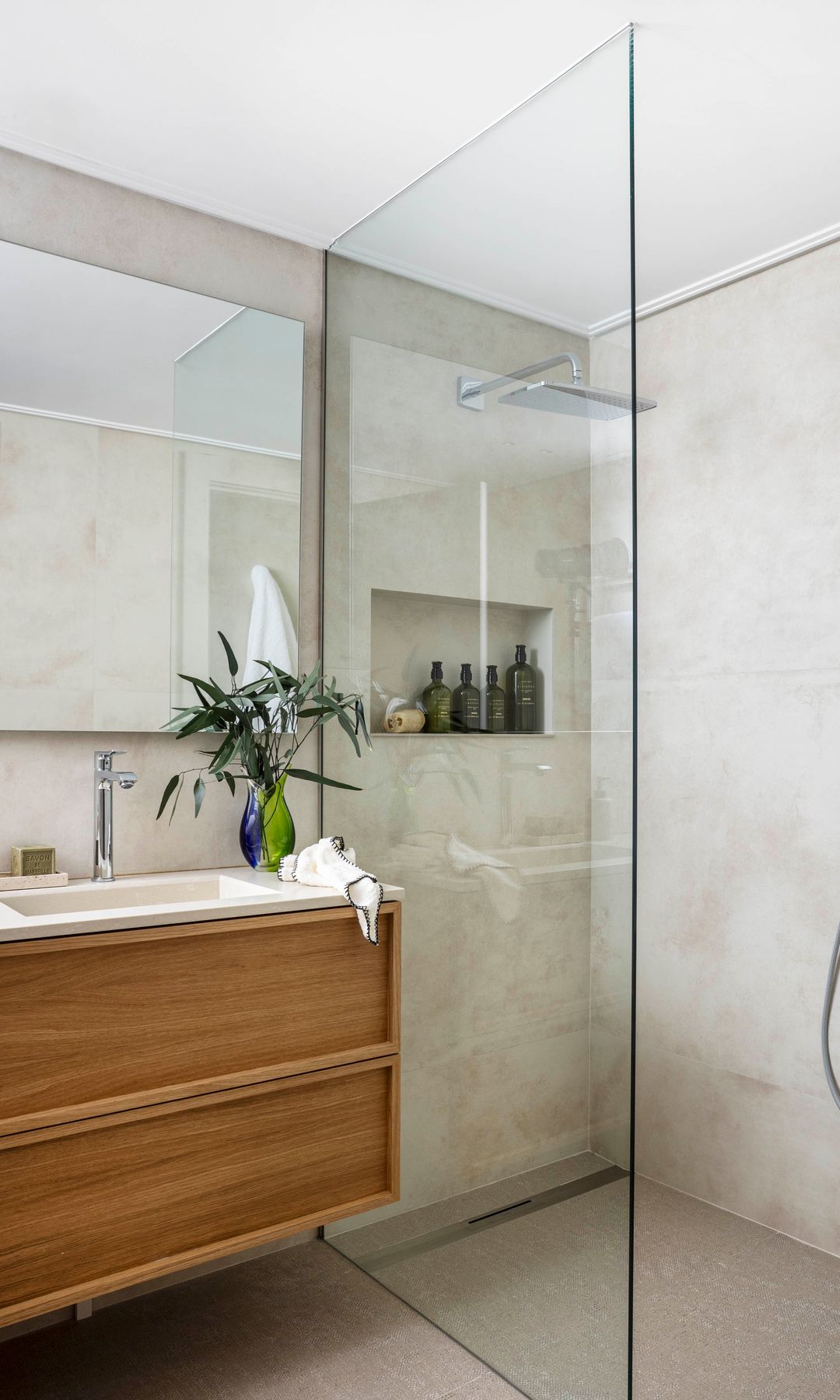 Baño con zona de ducha con hornacina