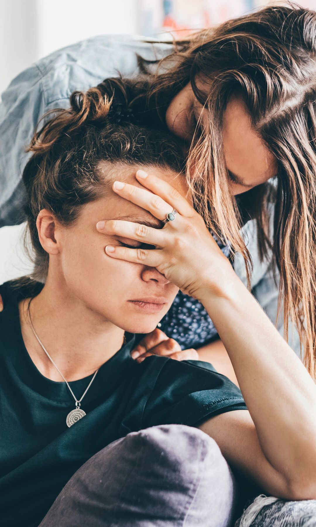 Una mujer consuela a su amiga que está llorando