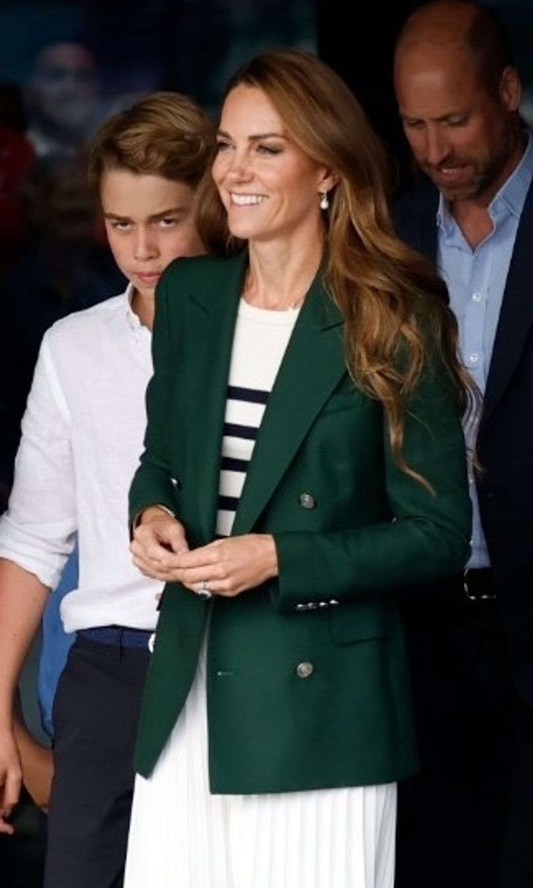 La princesa de Gales reaparece con un look impecable de blazer, la falda blanca que nunca falla y sus pendientes fetiche