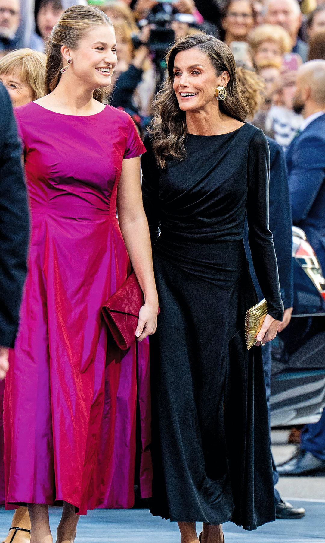 La Reina Letizia, que apostó por el negro con un vestido sostenible, confeccionado con fibras textiles recuperadas, junto a la princesa Leonor, que eligió un diseño estructurado, de Hannibal Laguna, en color buganvilla