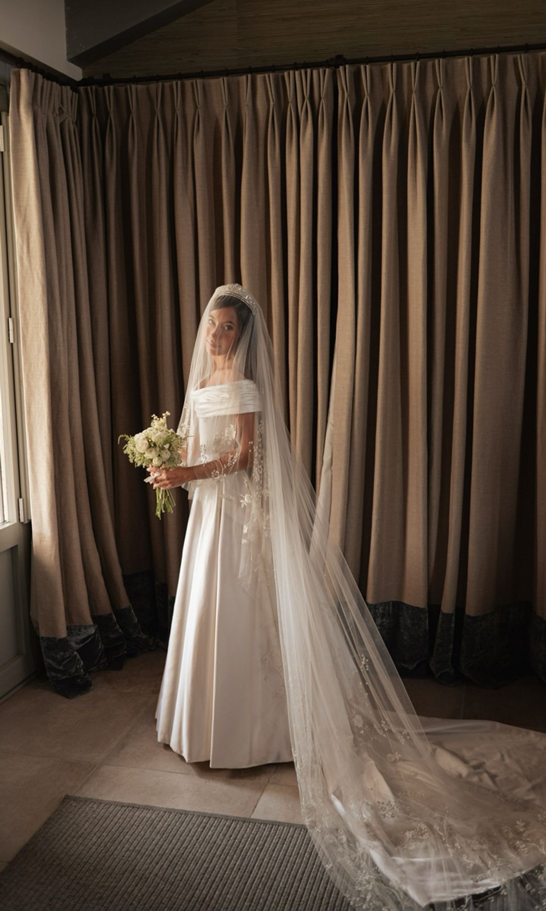 Vestido de novia de Phillipa Lepley con seda del Lago di Como