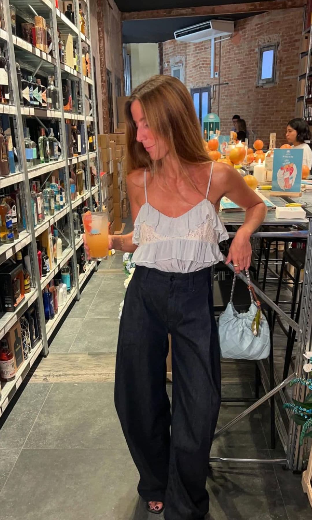 ¡HOLA! Fashion Desmontando mitos de moda: los pantalones anchos solo favorecen a las chicas altas