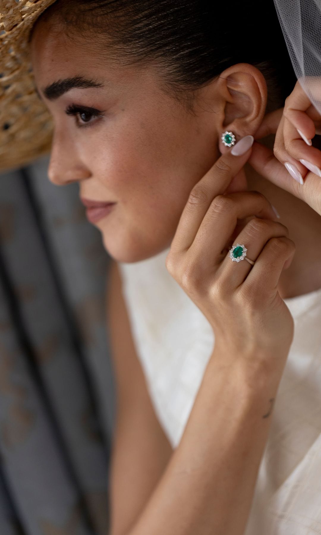 Ale Capetillo poniéndose los pendientes el día de su boda