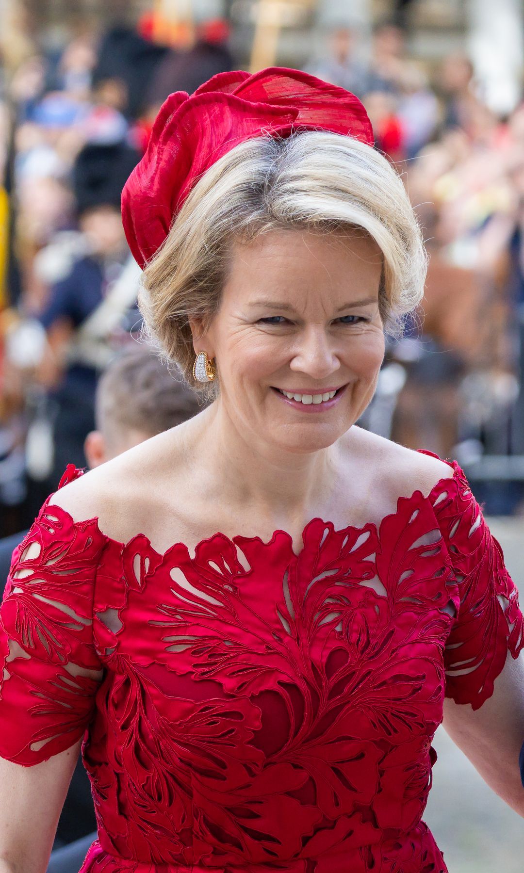 La historia del tocado que la reina de Bélgica ha llevado con el peinado de invitada perfecto