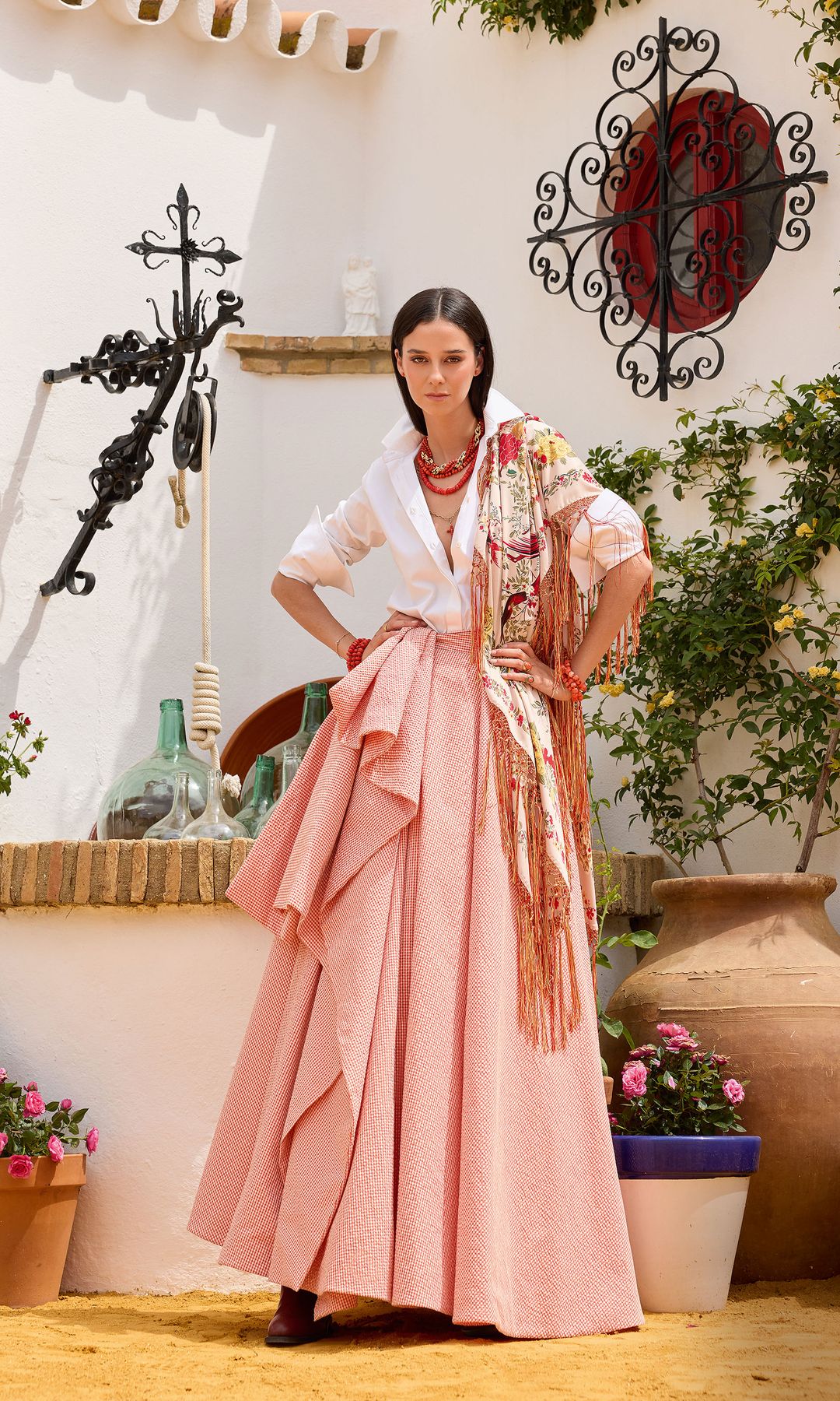 Victoria Federica posando junto al pozo para HOLA