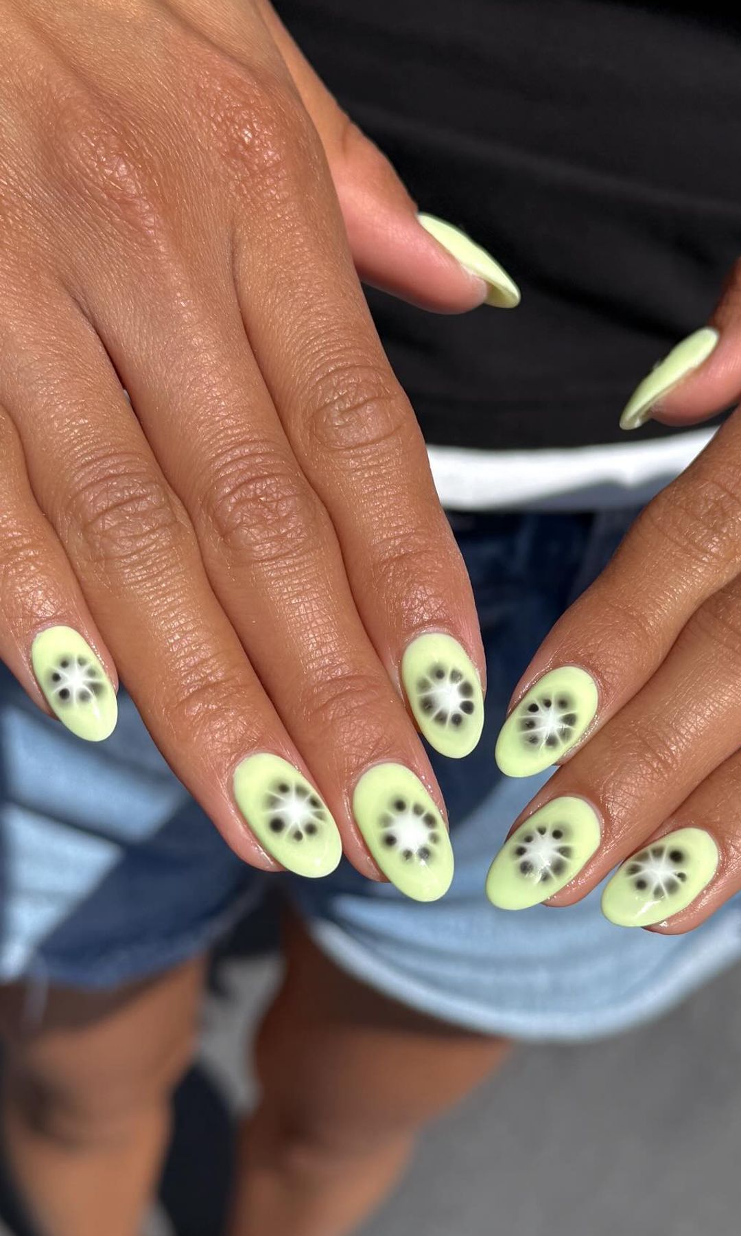 Manicura verde kiwi