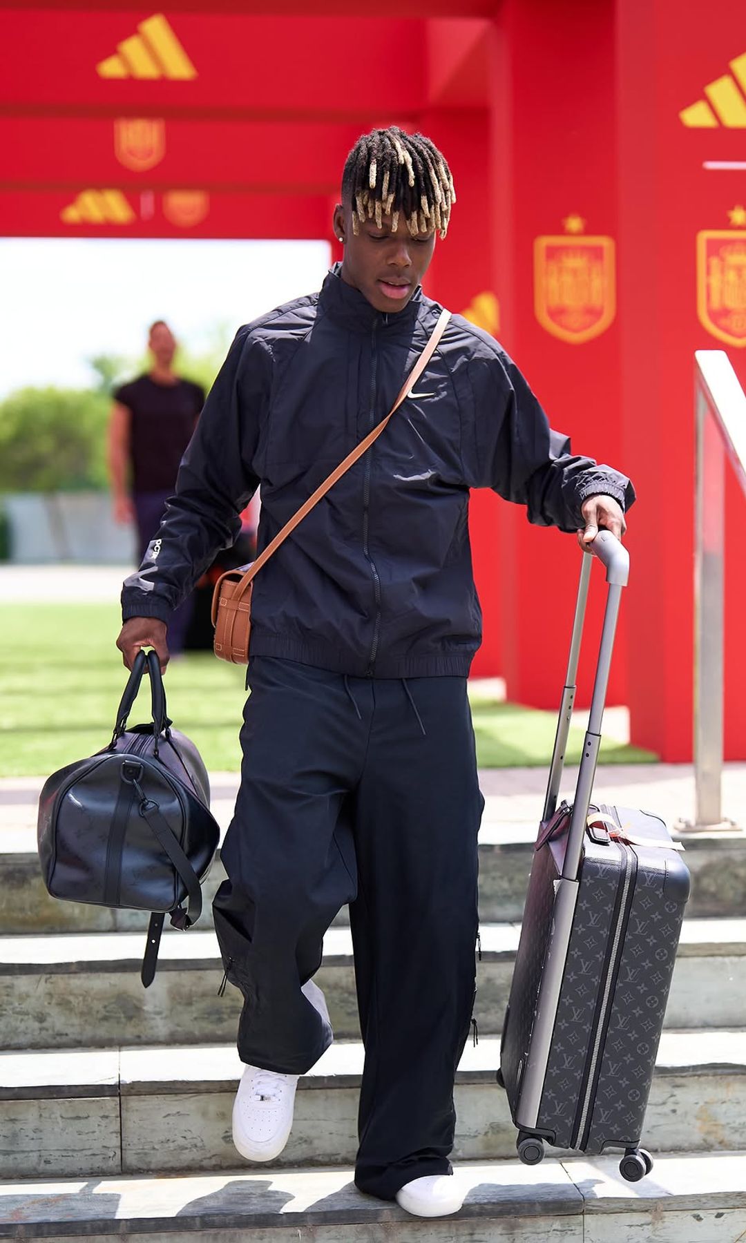 Nico Williams con maleta de Louis Vuitton