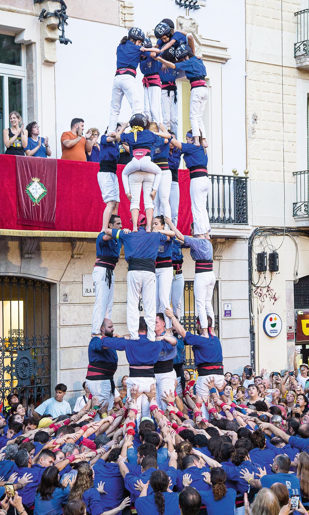 Los tradicionales 'castellers' llenan de emoción cada rincón del barrio.