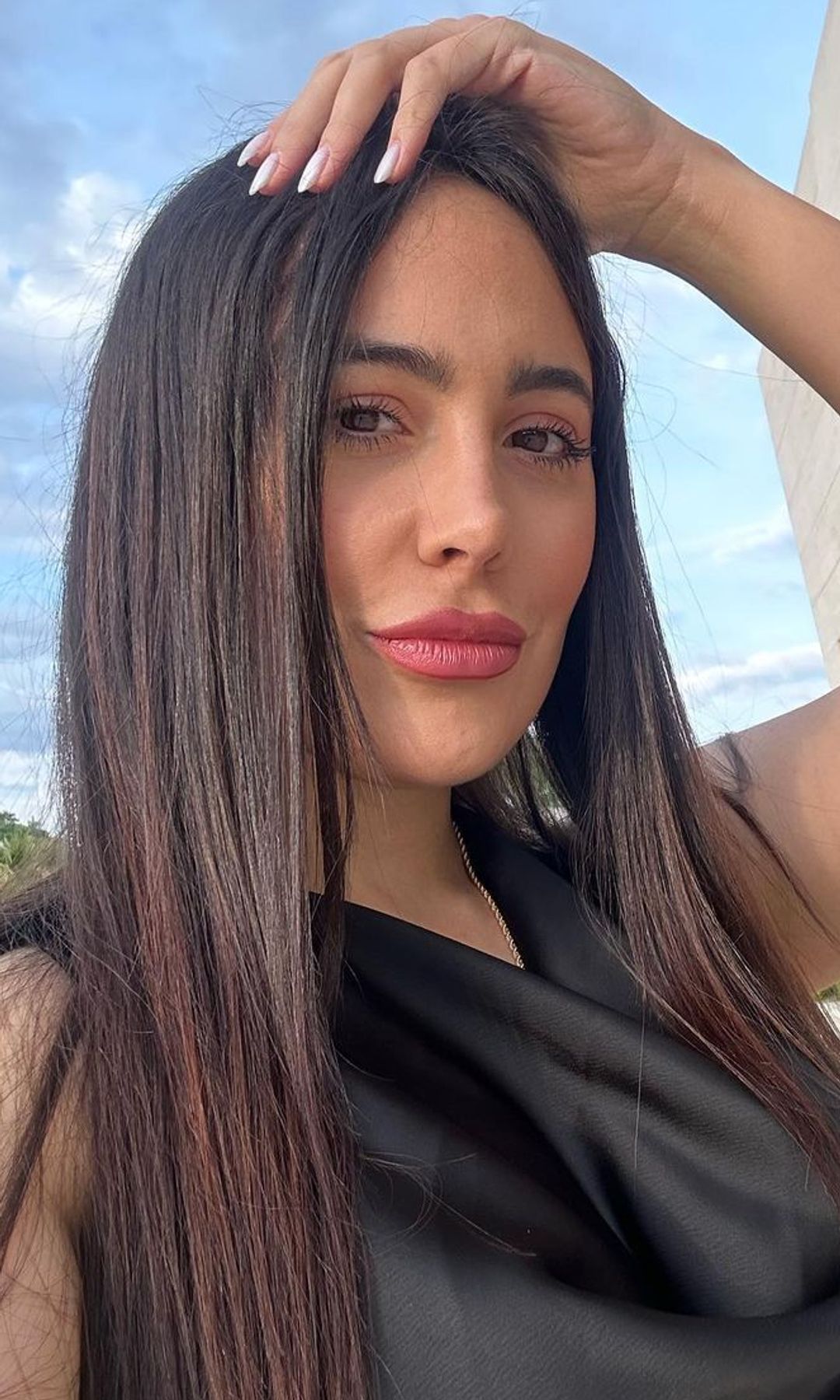 Primer plano de Ivana Rodríguez con top negro