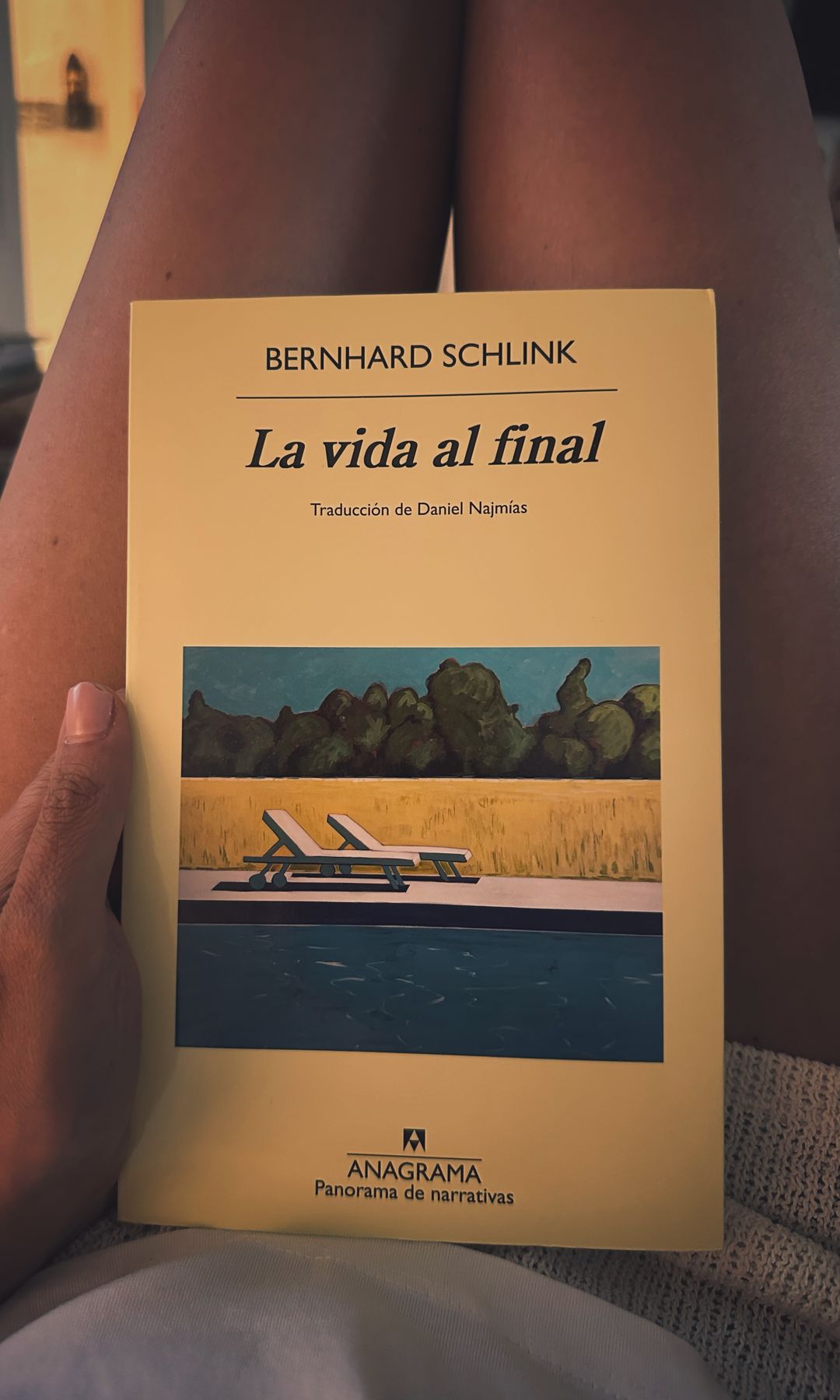 Sara Carbonero con el libro La vida al final, de Schlink