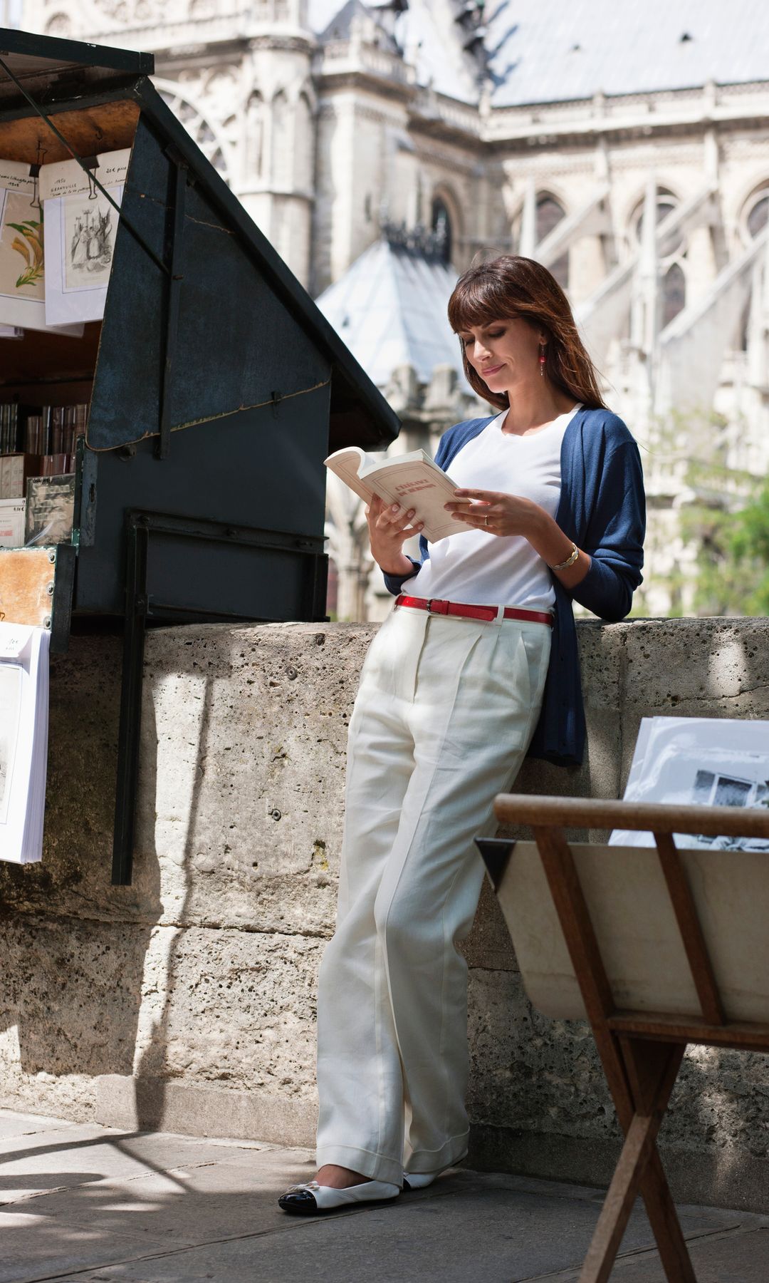 Mujer leyendo en París