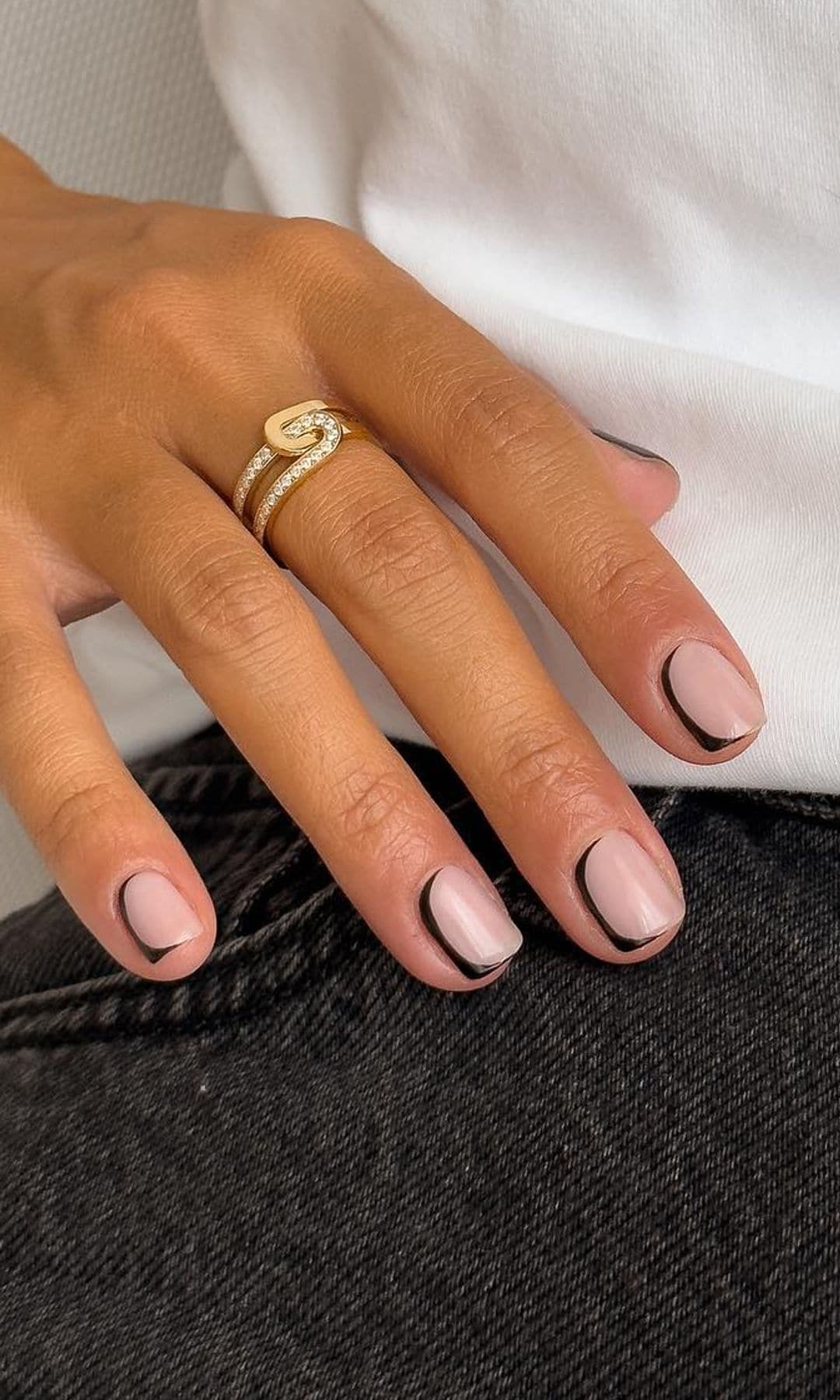Manicura con línea negra