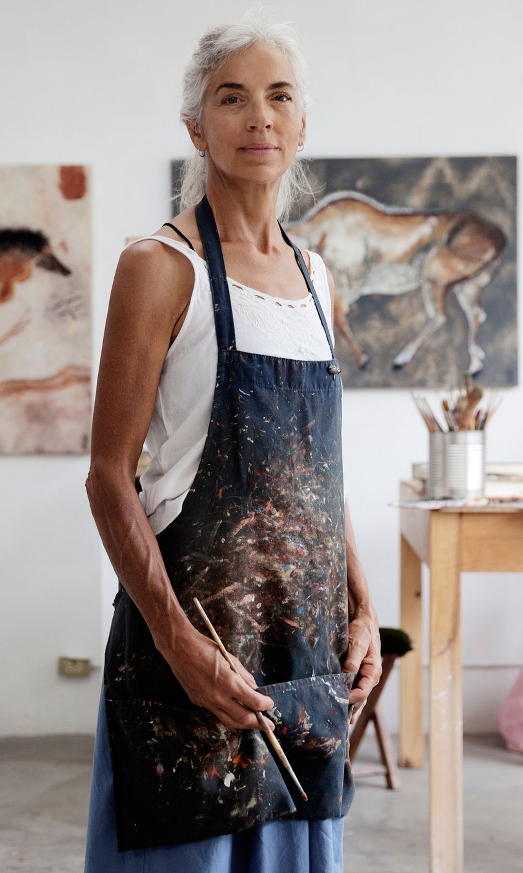 Una mujer en su taller de pintura