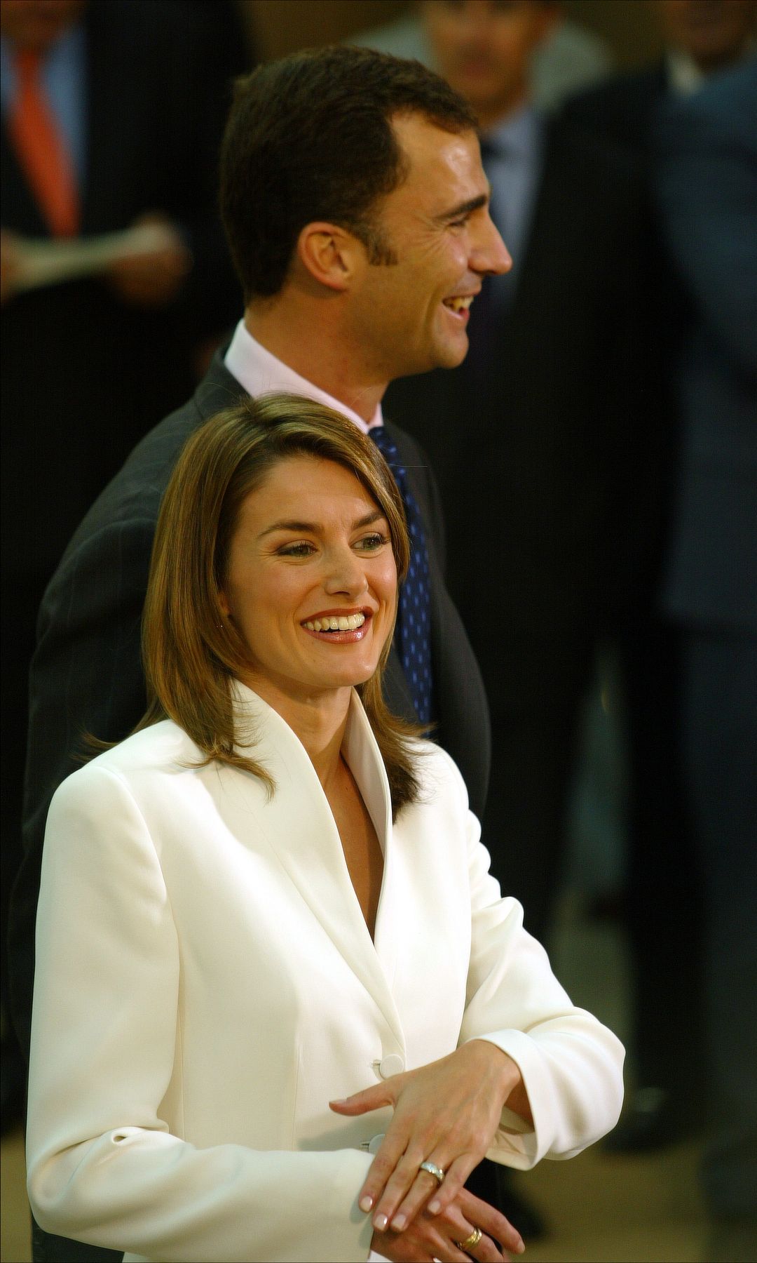 Letizia Ortiz Rocasolano muestra la alianza que lució el día de su pedida de mano con el príncipe de Asturias. Madrid, 6 de noviembre de 2003