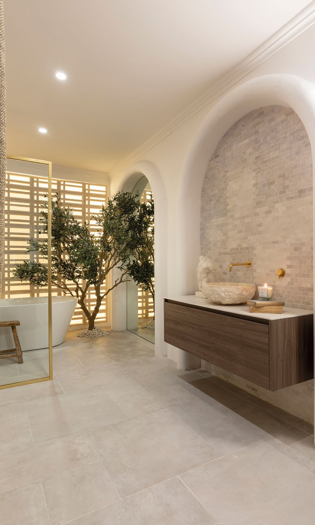 Baño con árbol junto a la bañera exenta
