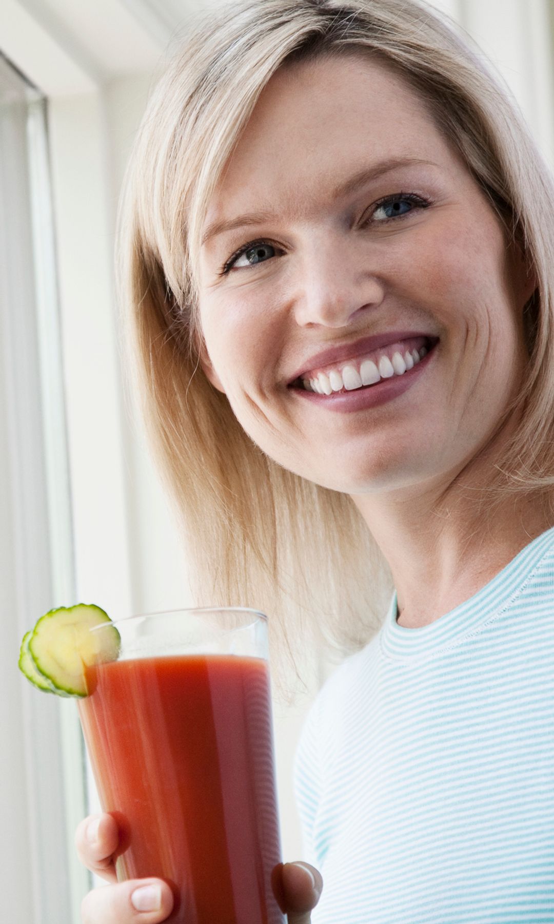 Mujer tomando un gazpacho 