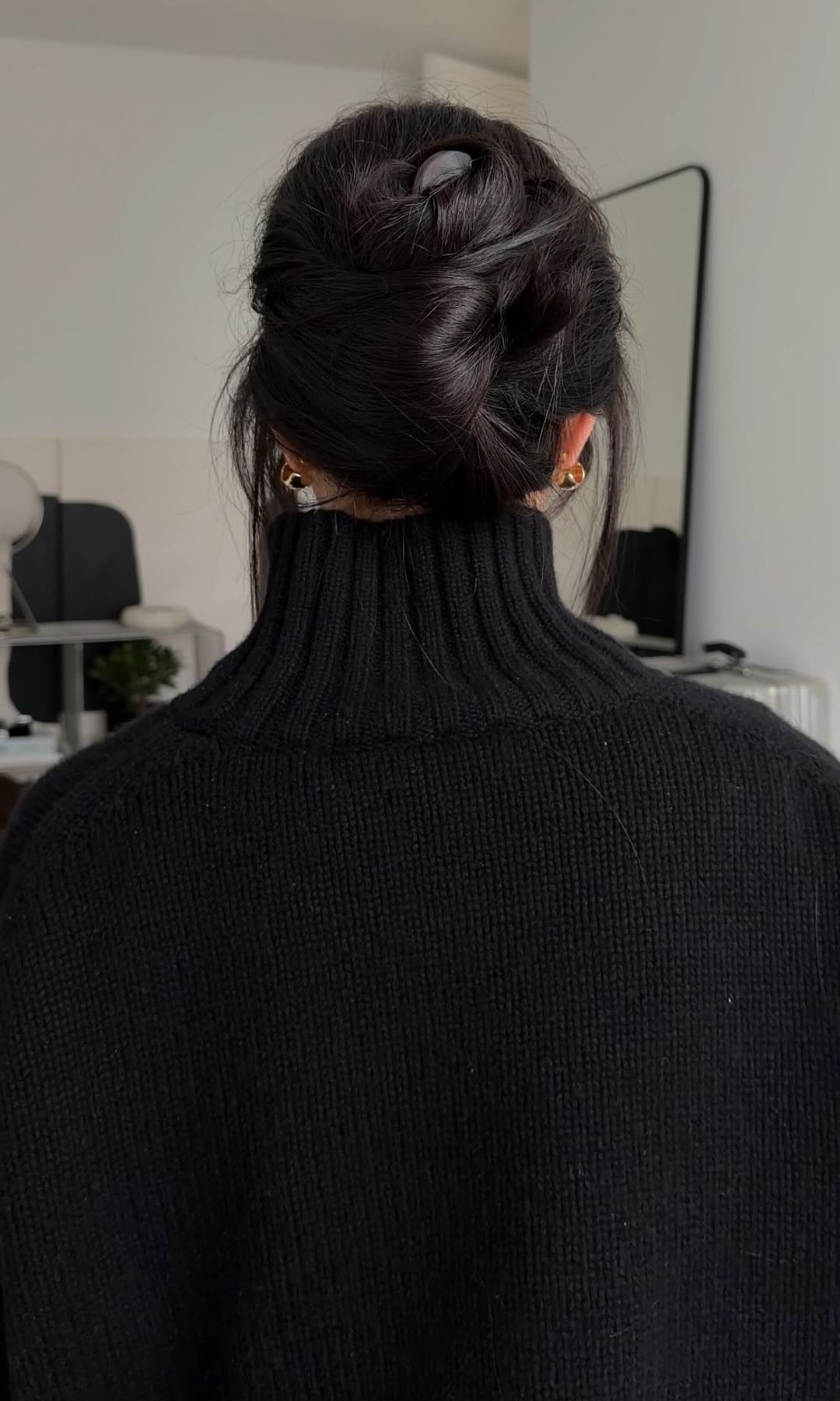 French twist desenfadado con volumen y mechones sueltos con pinza francesa