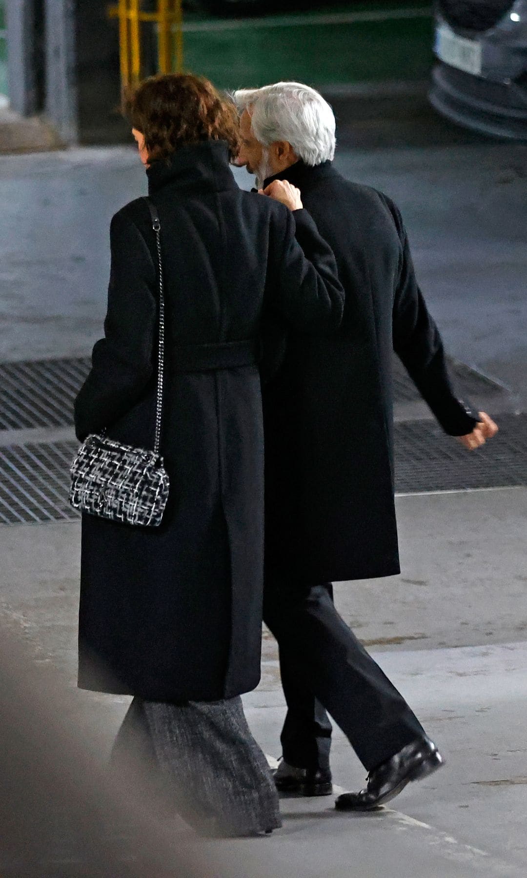 Imanol Arias y su pareja, Nélida Inés Grajales, pasean por las calles de la capital, a 27 de febrero de 2025, en Madrid  