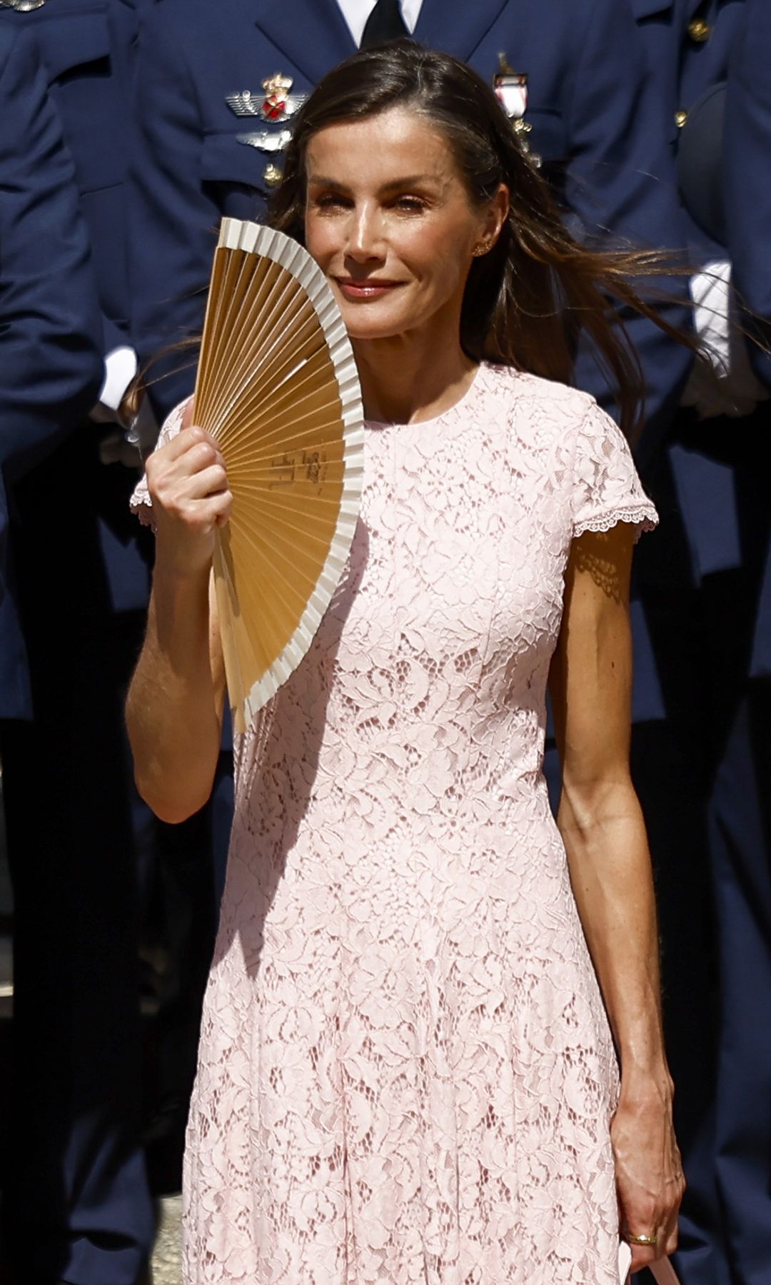 Los abanicos de la reina Letizia que nadie esperaba: del más original al más español para combatir el calor