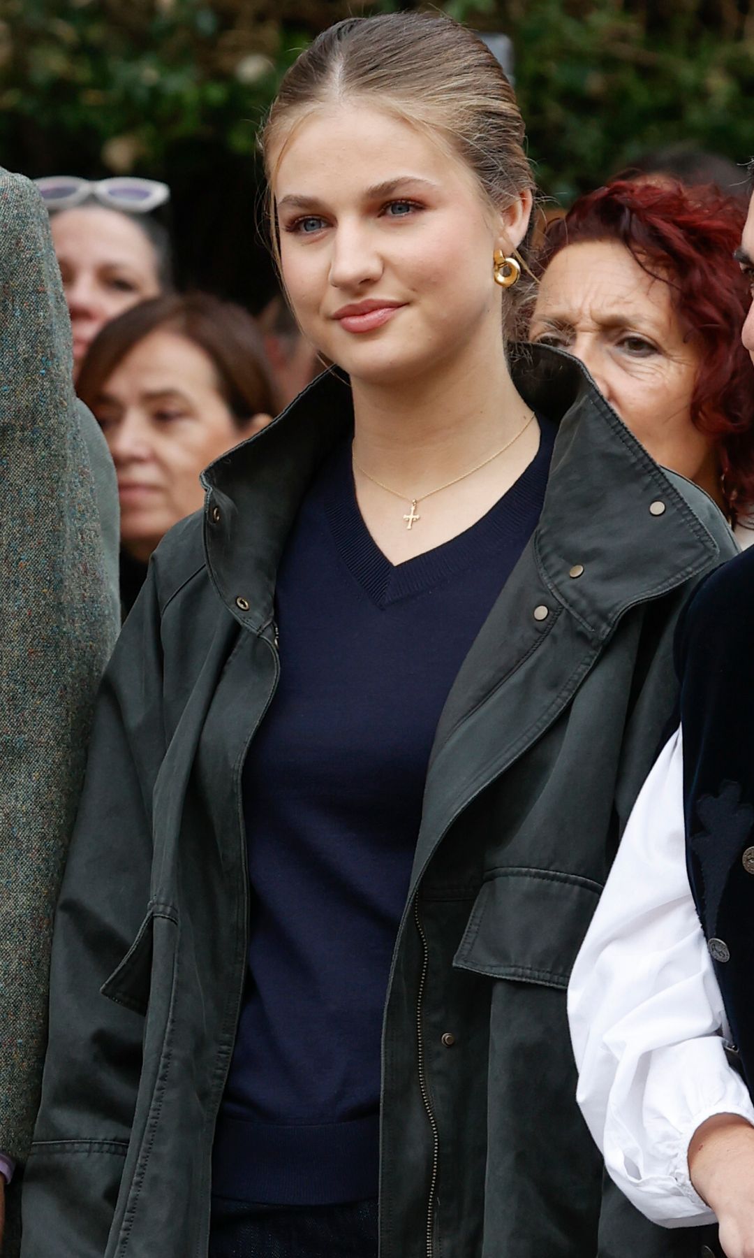 Nuestra experta en moda y protocolo analiza el look de la princesa Leonor: más moderna que nunca con vaqueros anchos, 'earcuff' y botines de tacón cómodo