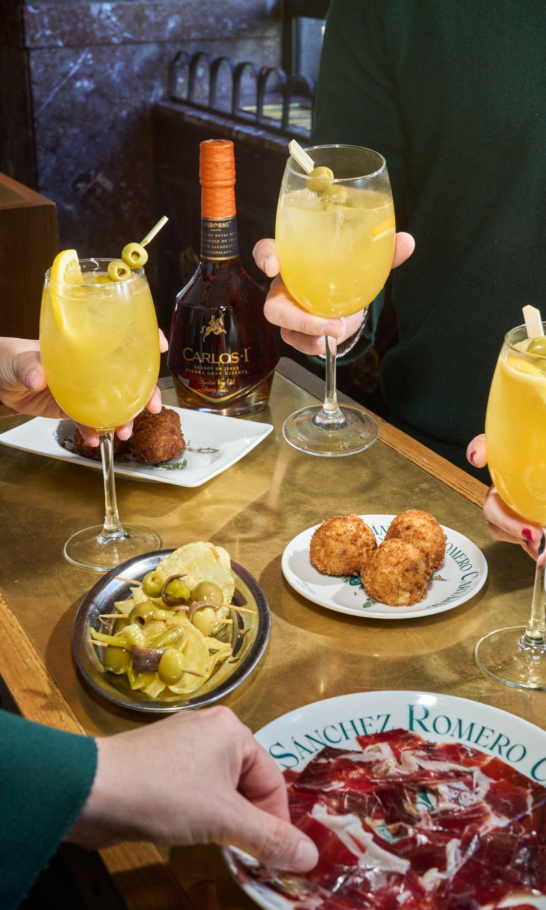 Cóctel Carlos Fizz aperitivo en Café Comercial