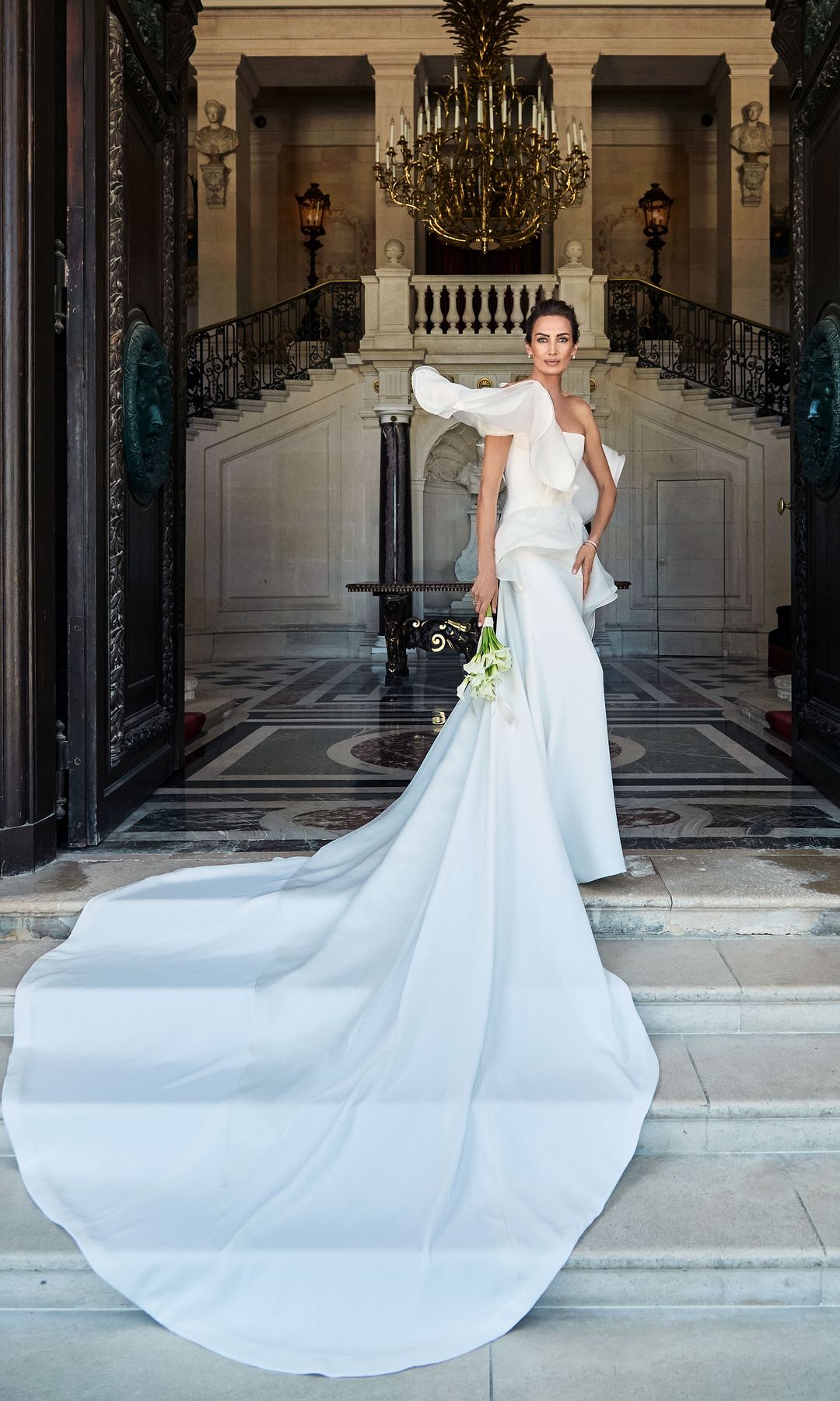 Nieves Álvarez con su vestido nupcial de cola kilométrica