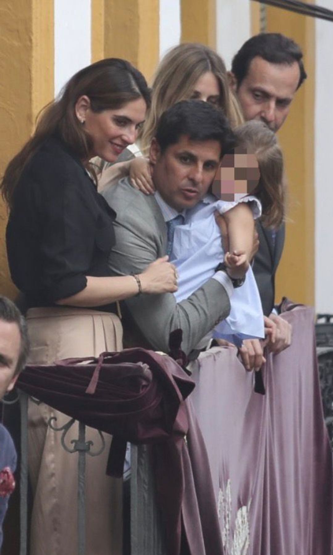 La familia, hace unos años, disfrutando de una de las procesiones de la Semana Santa desde un balcón