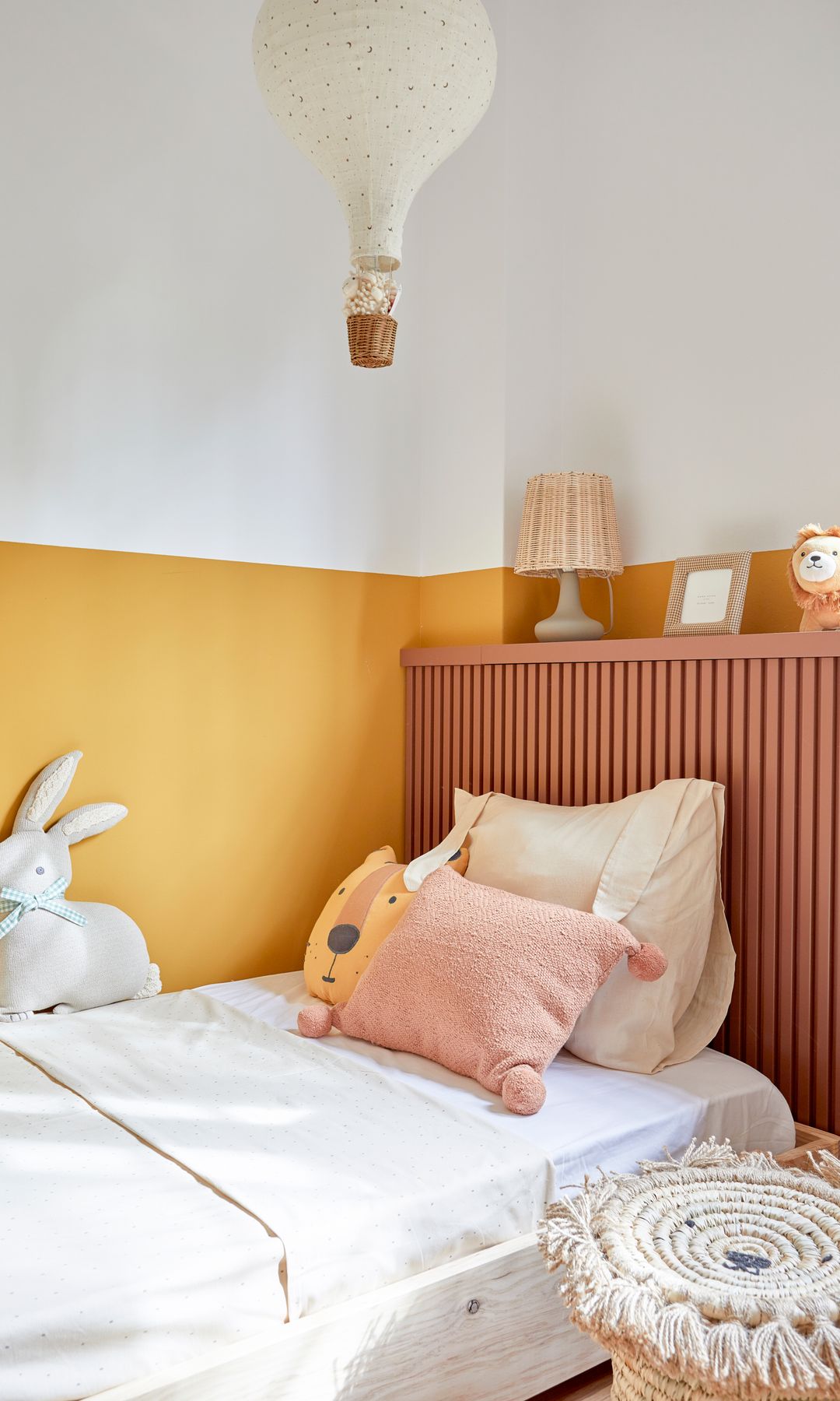 Detalle de la zona de la cama en la habitación infantil