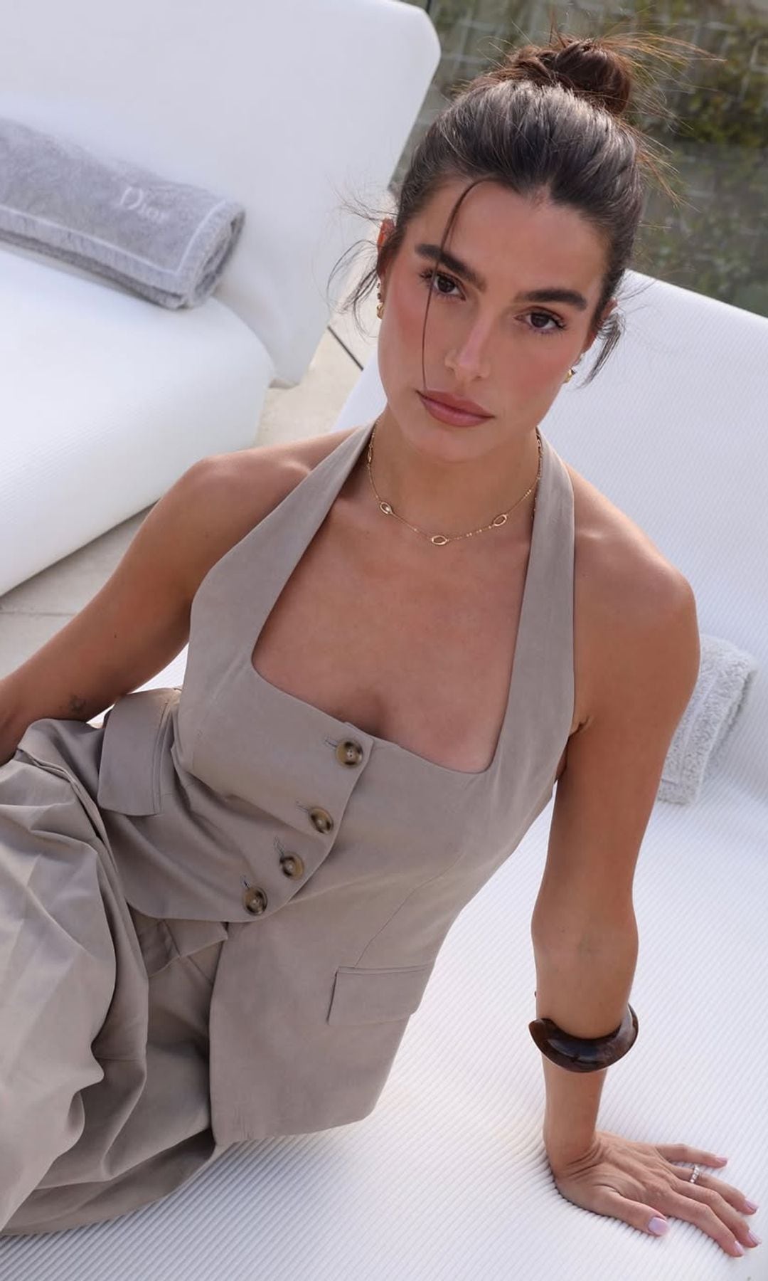 Gemma Pinto con traje de chaleco