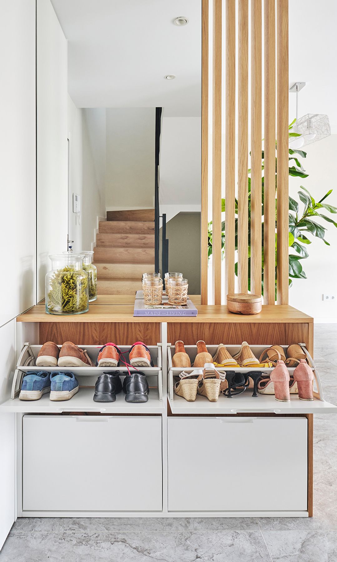 Recibidor con mueble zapatero y consola 