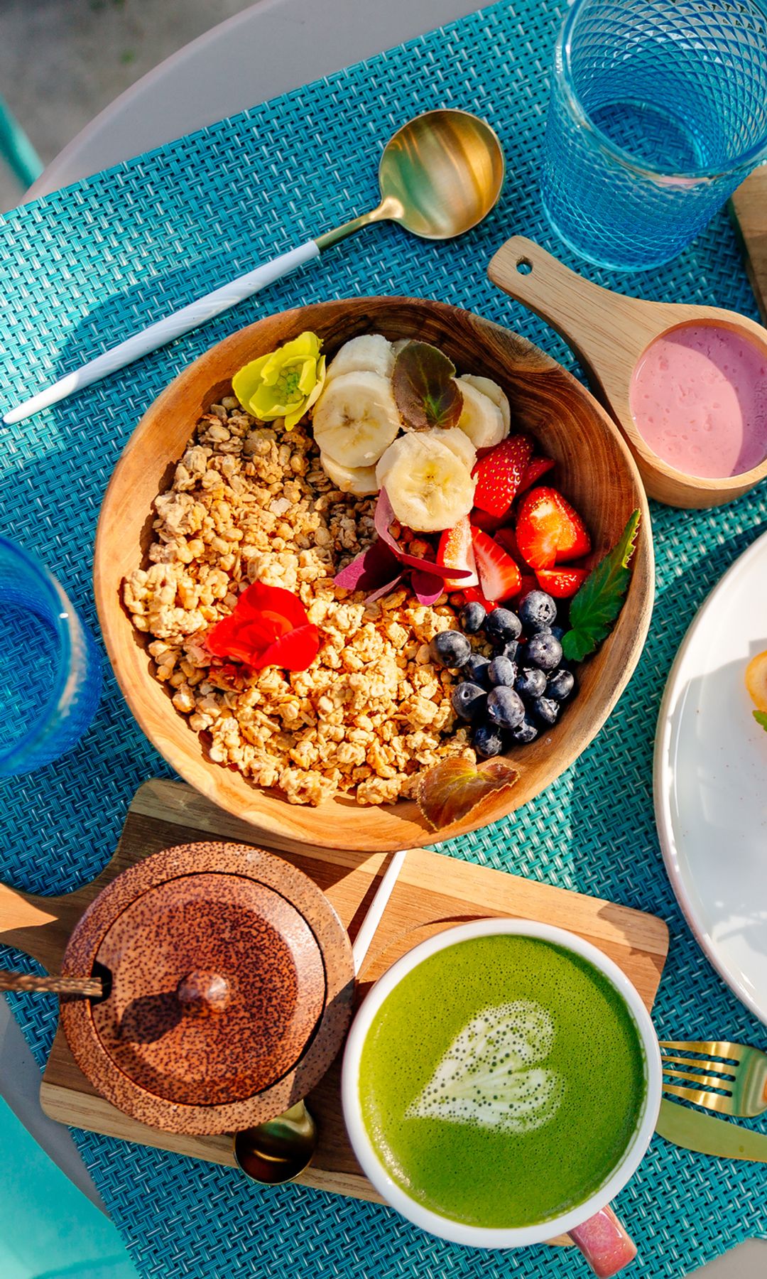 Desayuno saludable lleno de colores