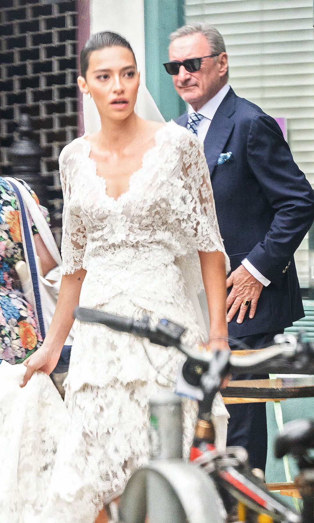 La novia con su padre y padrino, Carlos Herrera