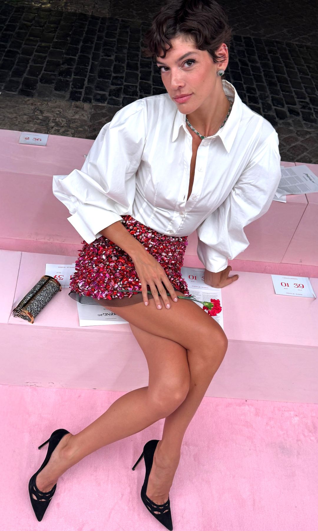 La camisa blanca de Carolina Herrera inspira los looks de las invitadas a su desfile en Madrid