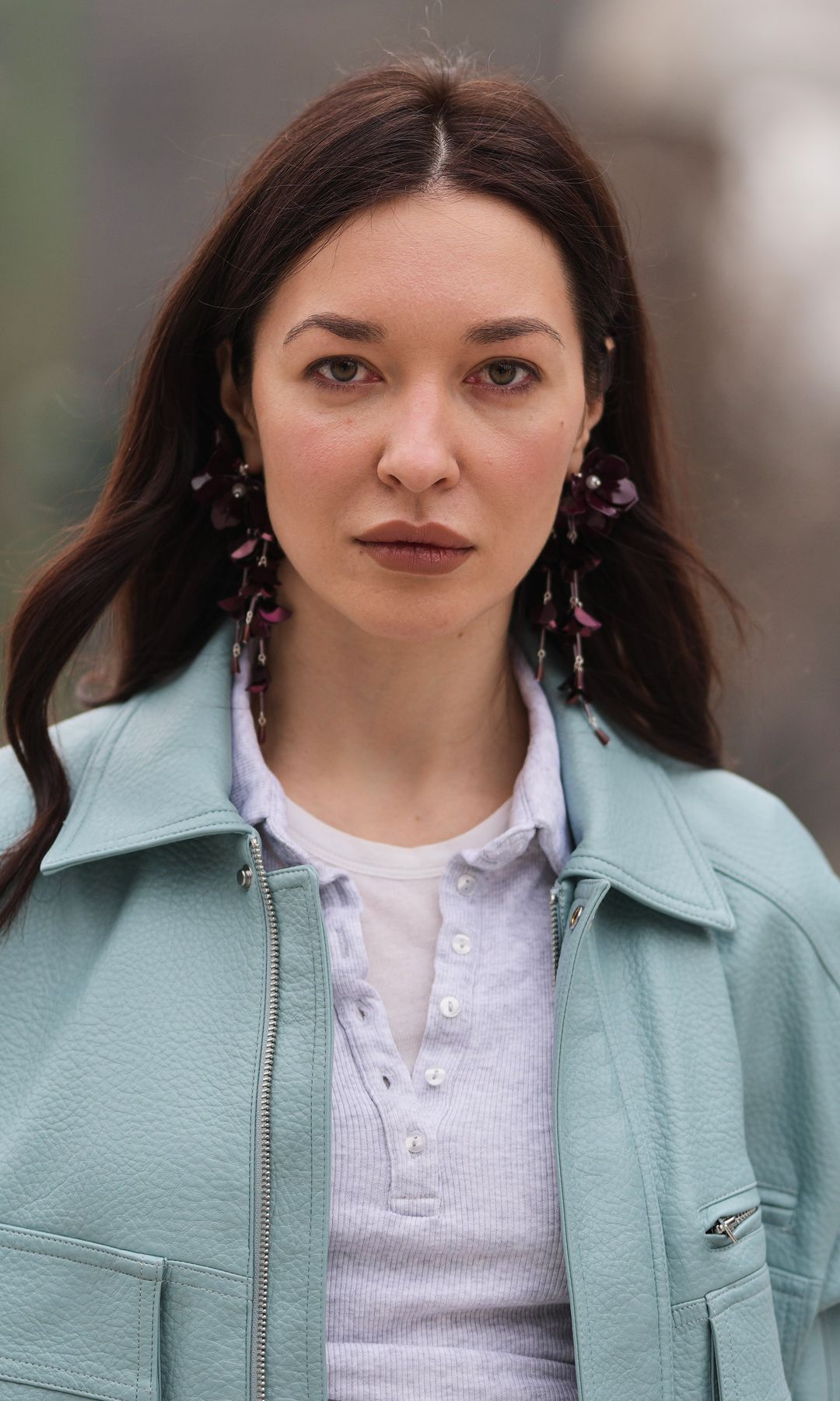  Mujer con cejas marcadas y definidas