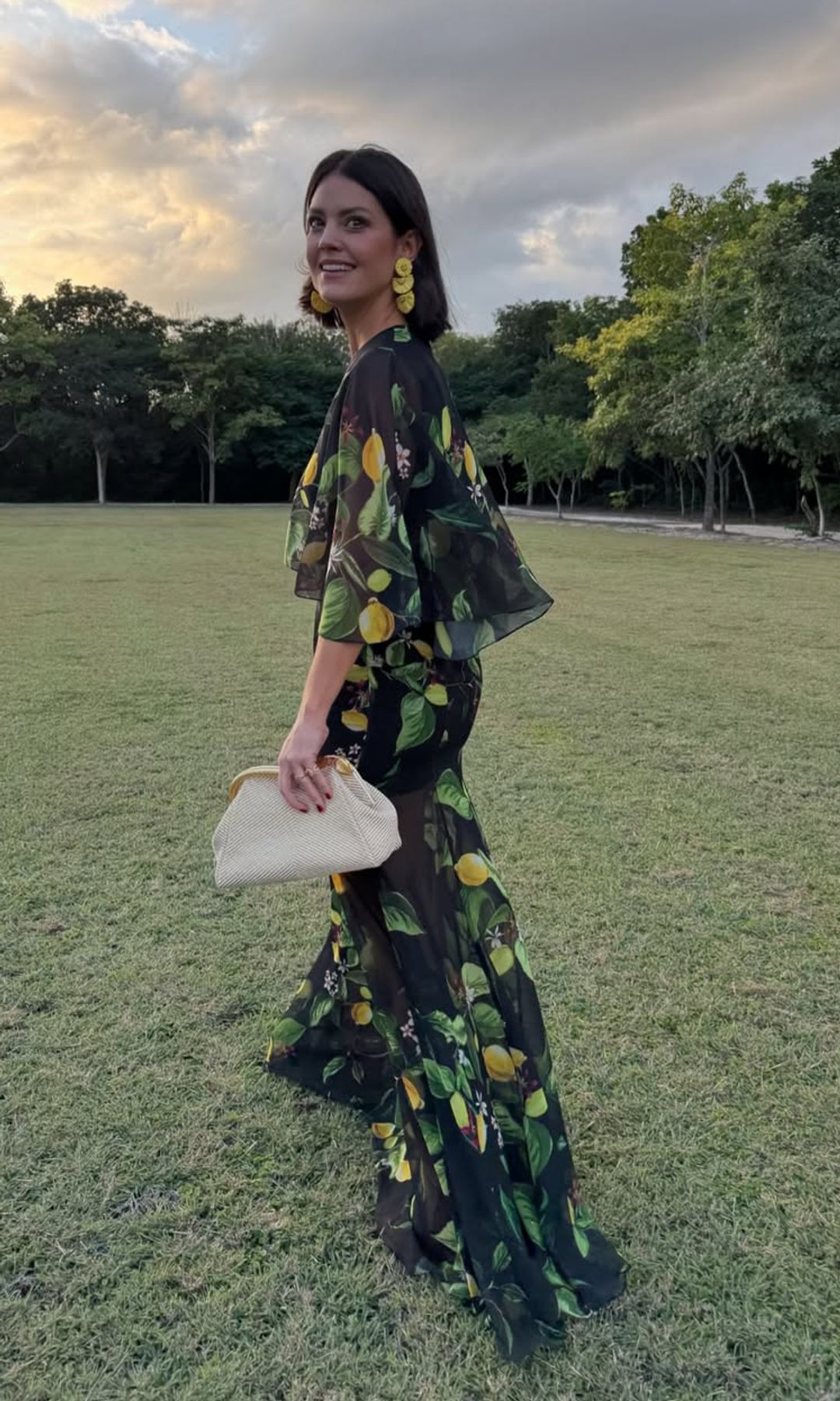 Isabelle Junot, con un ideal vestido de limones y flores (diciembre de 2024)