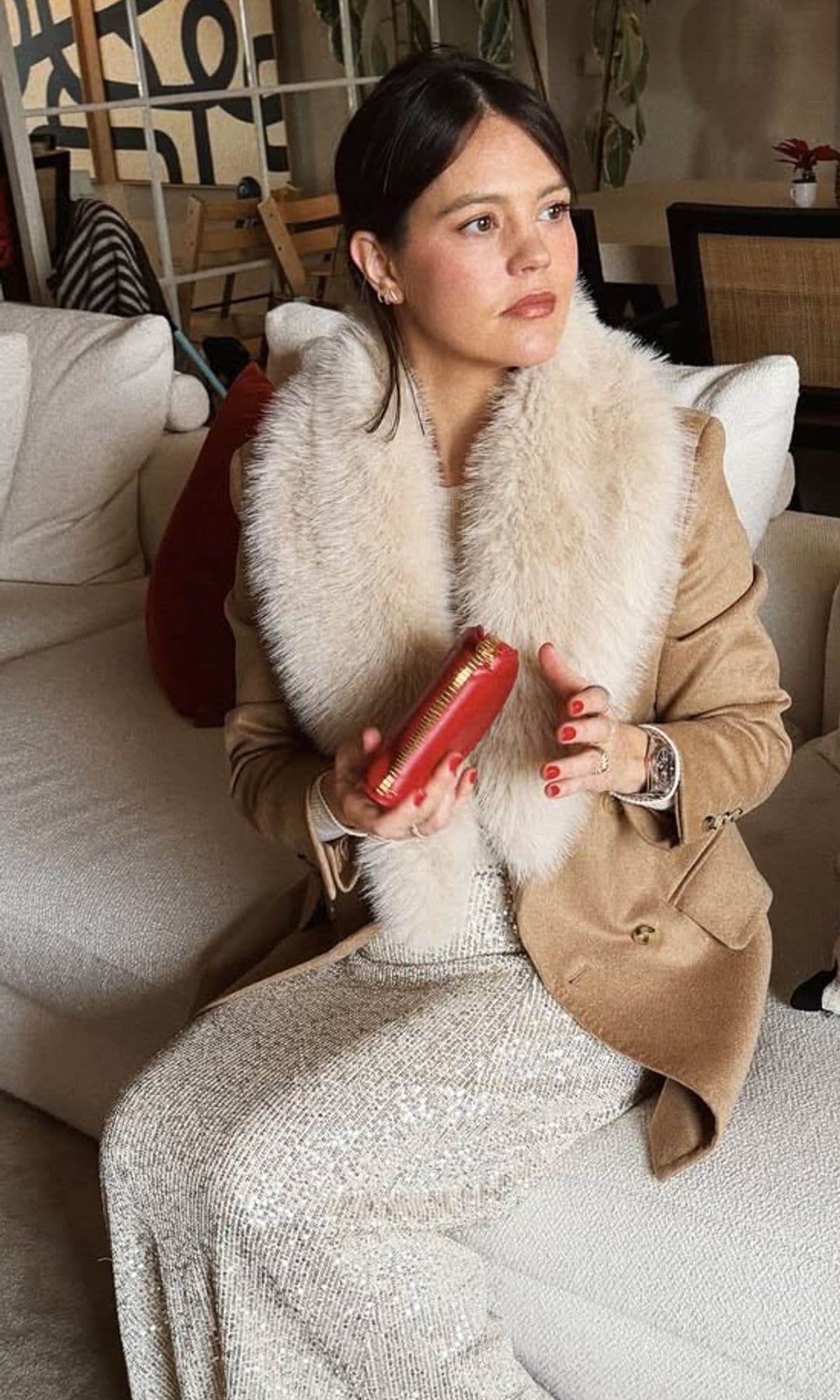 Isabelle Junot posando con bolso en forma de corazón de Bvlgari y falda de lentejuelas