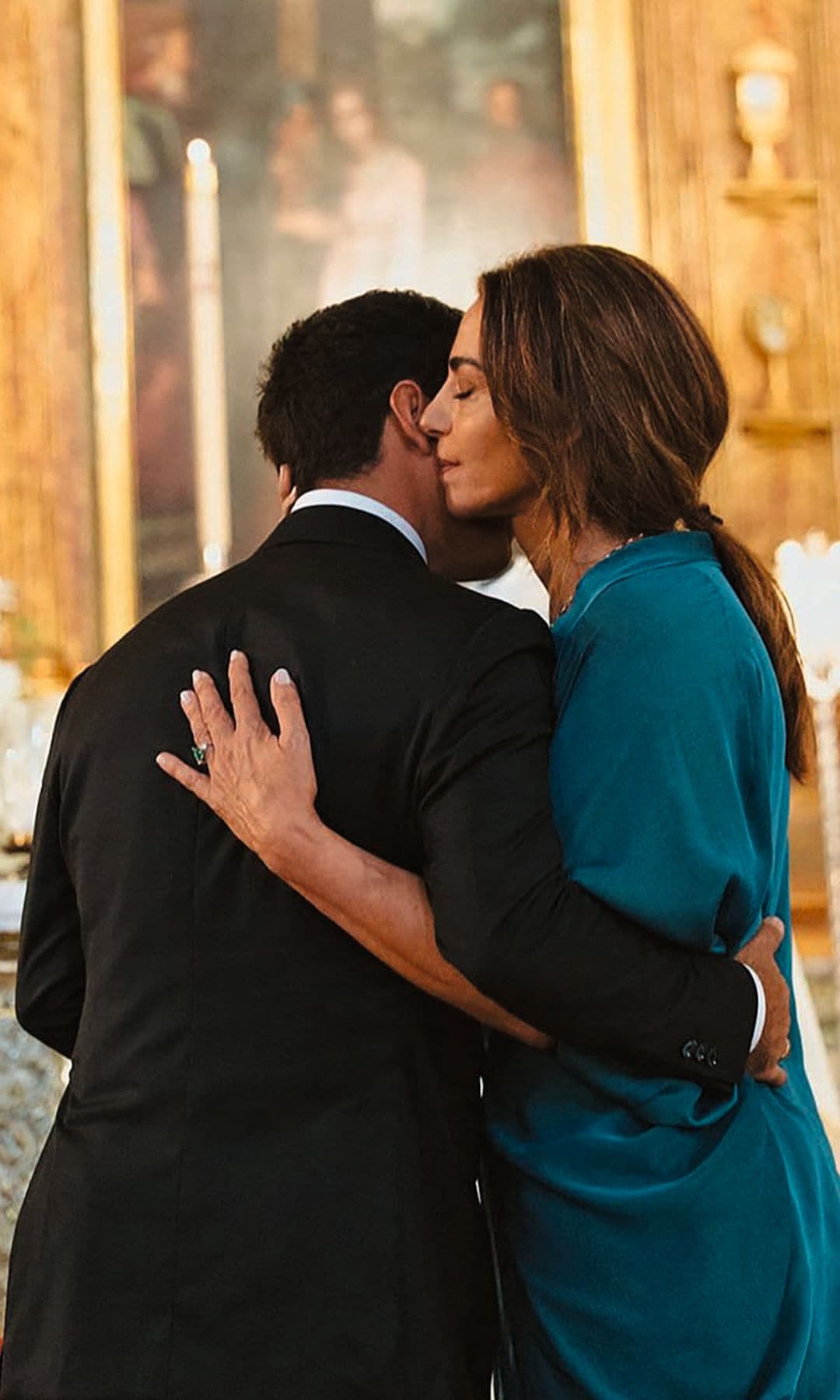 El beso del novio a su madre