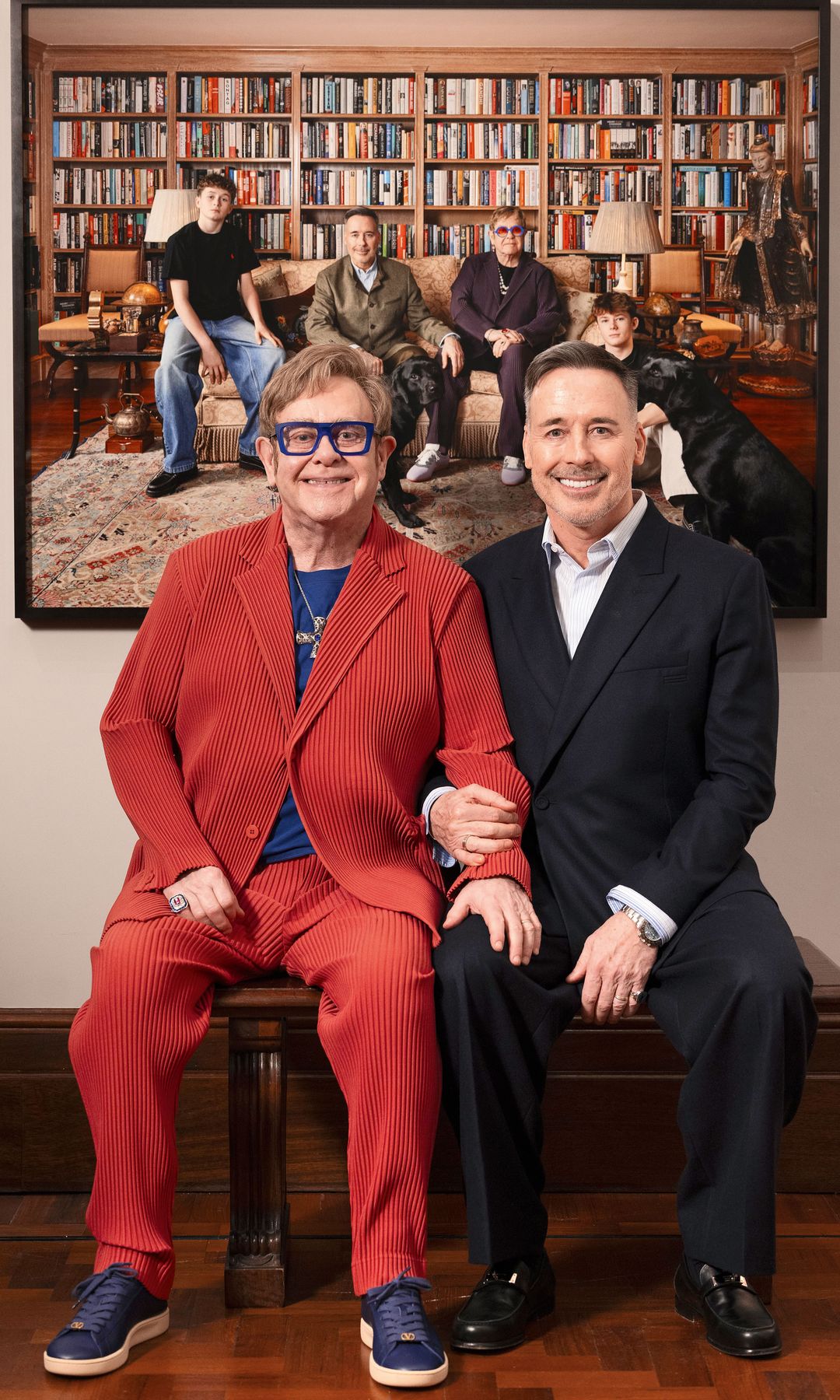 Elton y su pareja posando en la National Portrait Gallery de Londres, que encargó la obra, mostrando a la familia en un momento único
