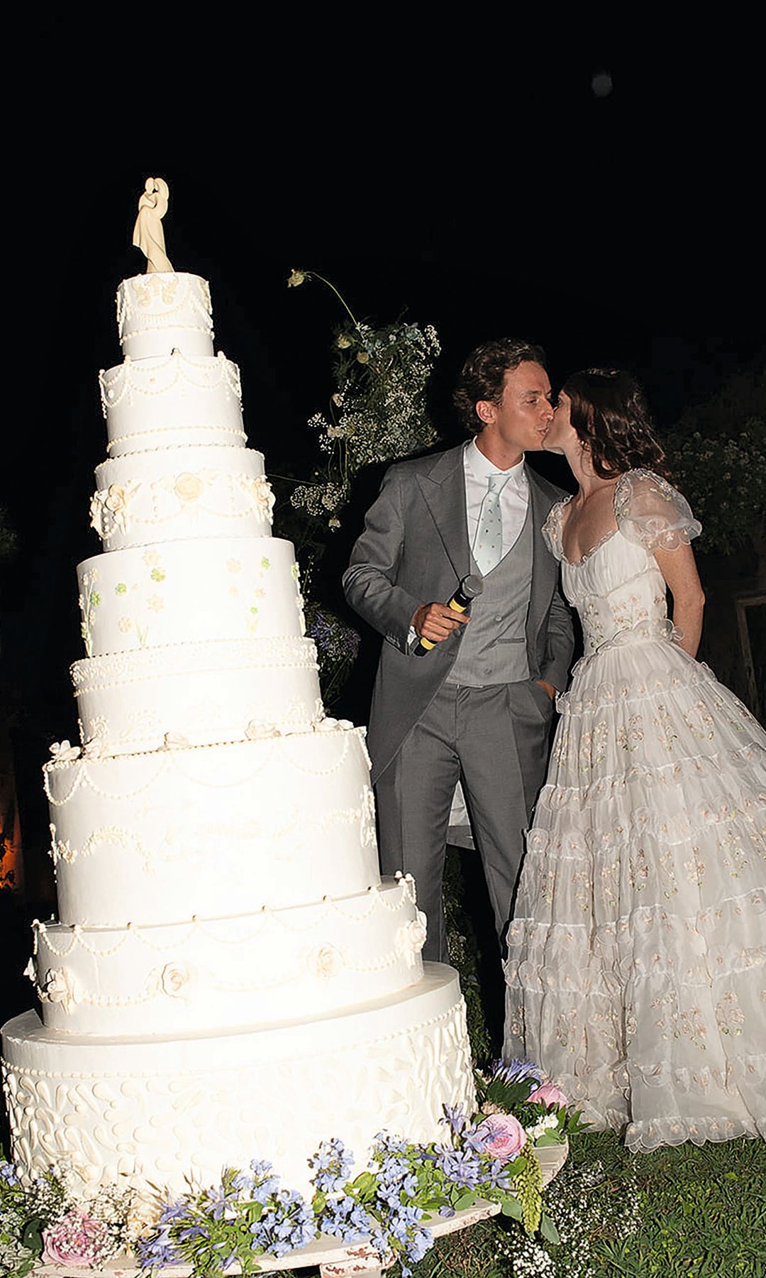 Luna y Leonardo ante su monumental tarta de bodas de varios pisos