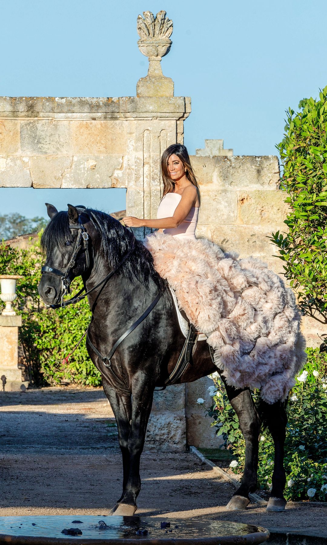 Marta González con largo vestido rosa palo y su caballo nos habla de su vida entre caballos y su resurgir tras haber tocado fondo: “Me costó muchas batallas conseguir la paz que tengo"