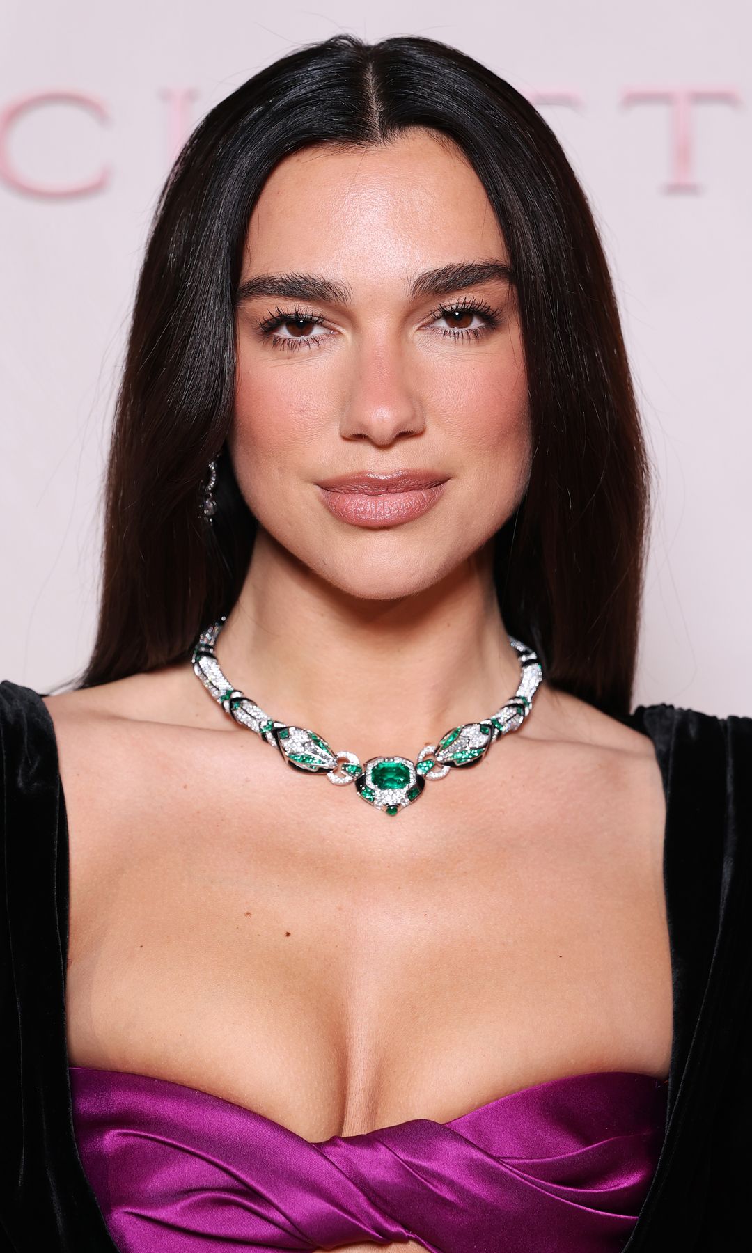 Dua Lipa con top morado y collar de Bvlgari en un evento de la marca en Italia