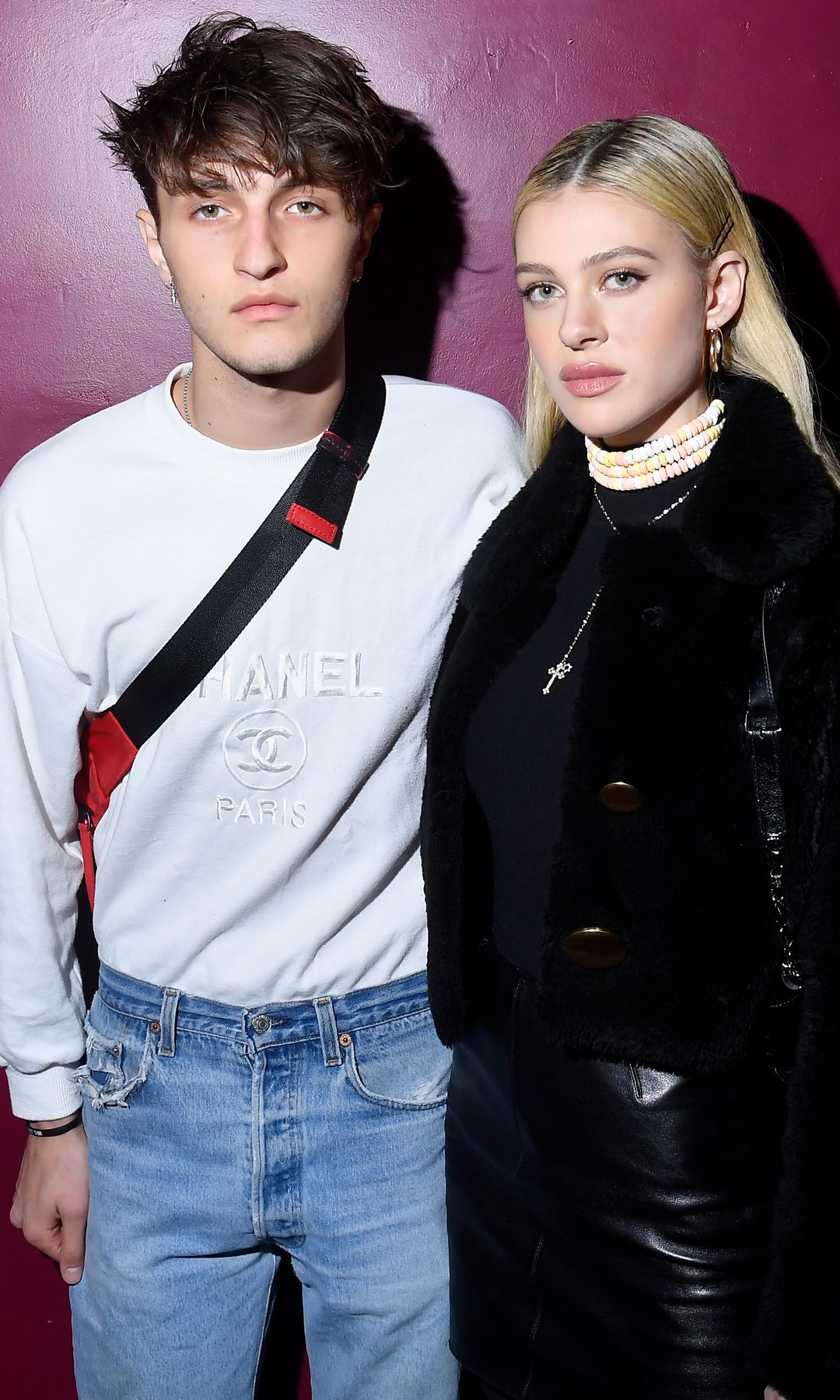 Anwar Hadid y Nicola Peltz en el desfile de Balmain en la Paris Fashion Week 2018