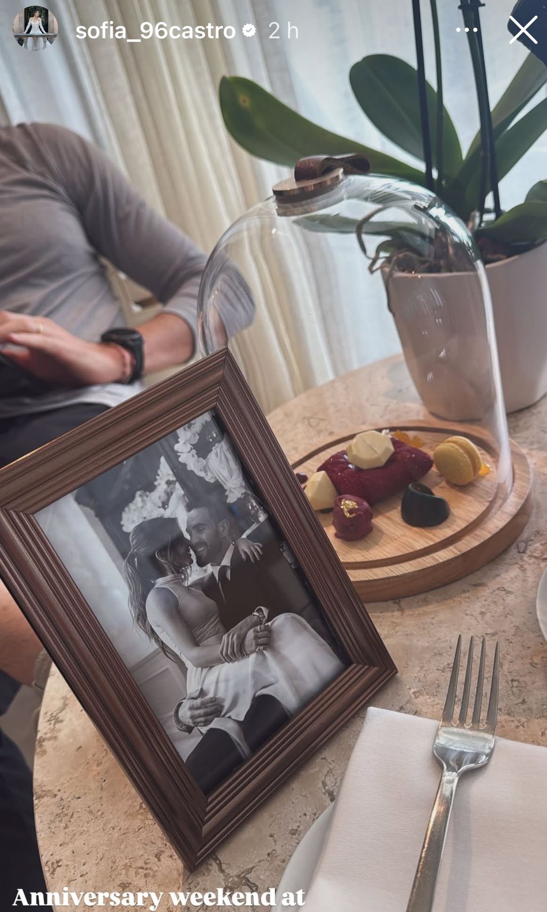 En la habitación del hotel había lindos detalles alusivos al aniversario de su pedida de mano.